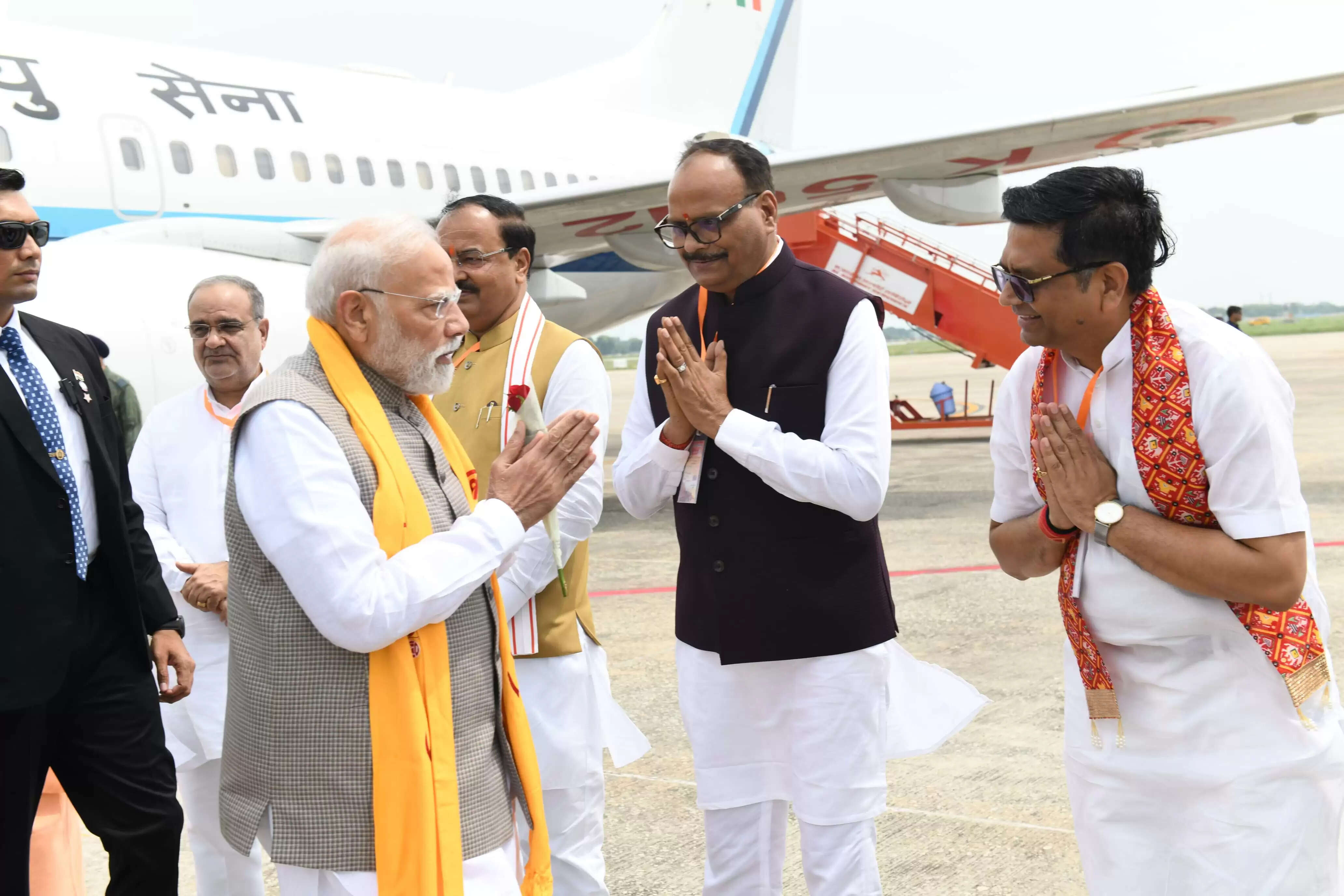 काशी में मोदी का भव्य स्वागतदेखिये तस्वीरें