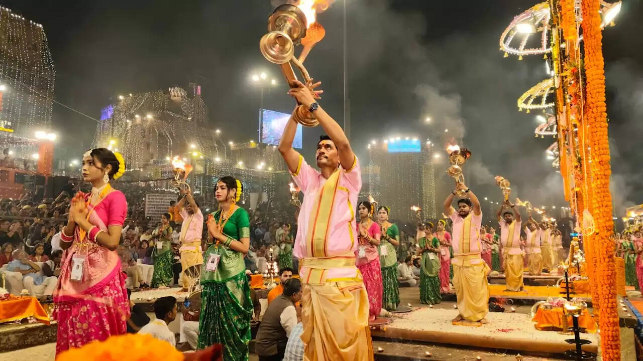 ऑपरेशन सिंदूर को समर्पित रही मां गंगा की महाआरती, 51 हजार दीपों की आभा से जगमगाया दशाश्वमेध घाट, आध्यात्म और राष्ट्रभक्ति का दिखा संगम