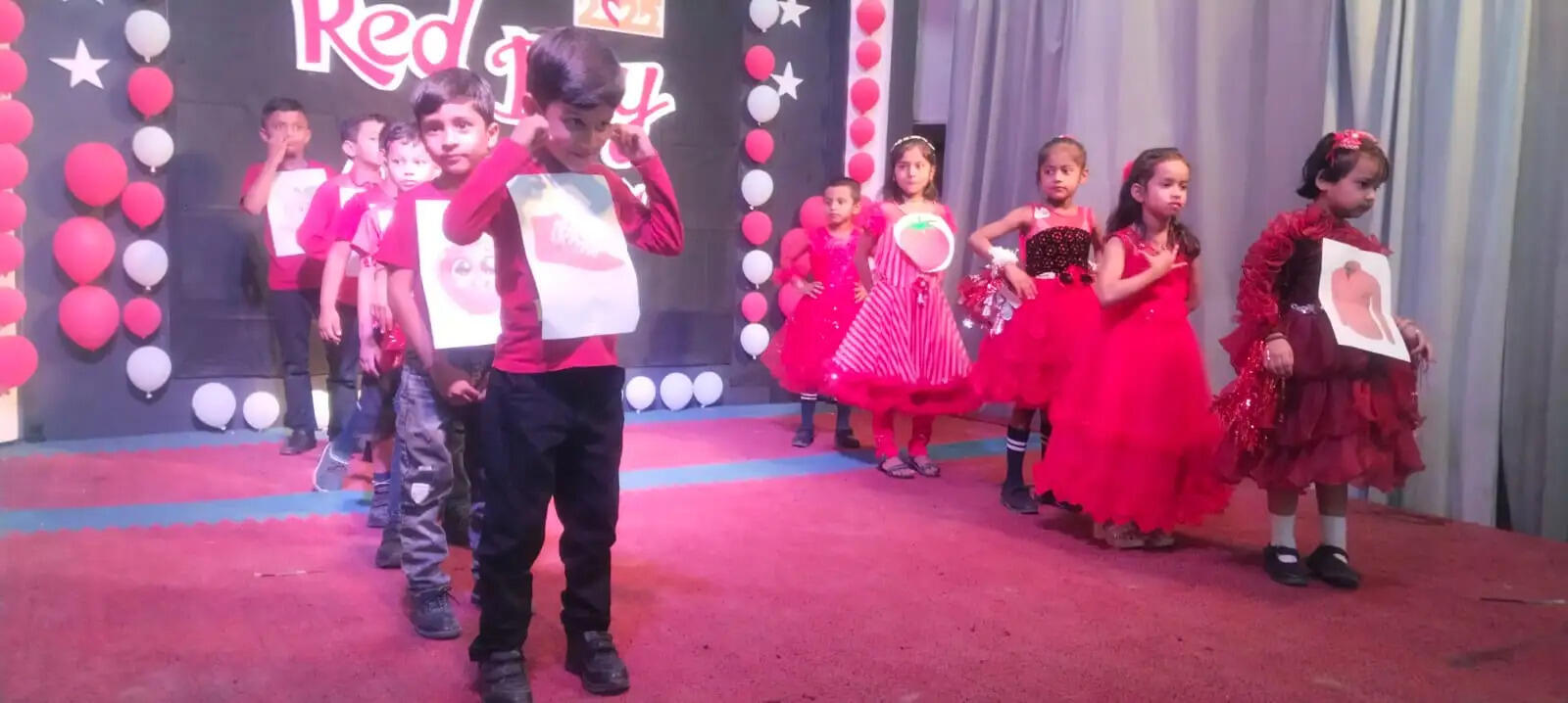 नवनीता कुंअर पब्लिक स्कूल में रेड डे का आयोजन, बच्चों को बताया लाग रंग का महत्व