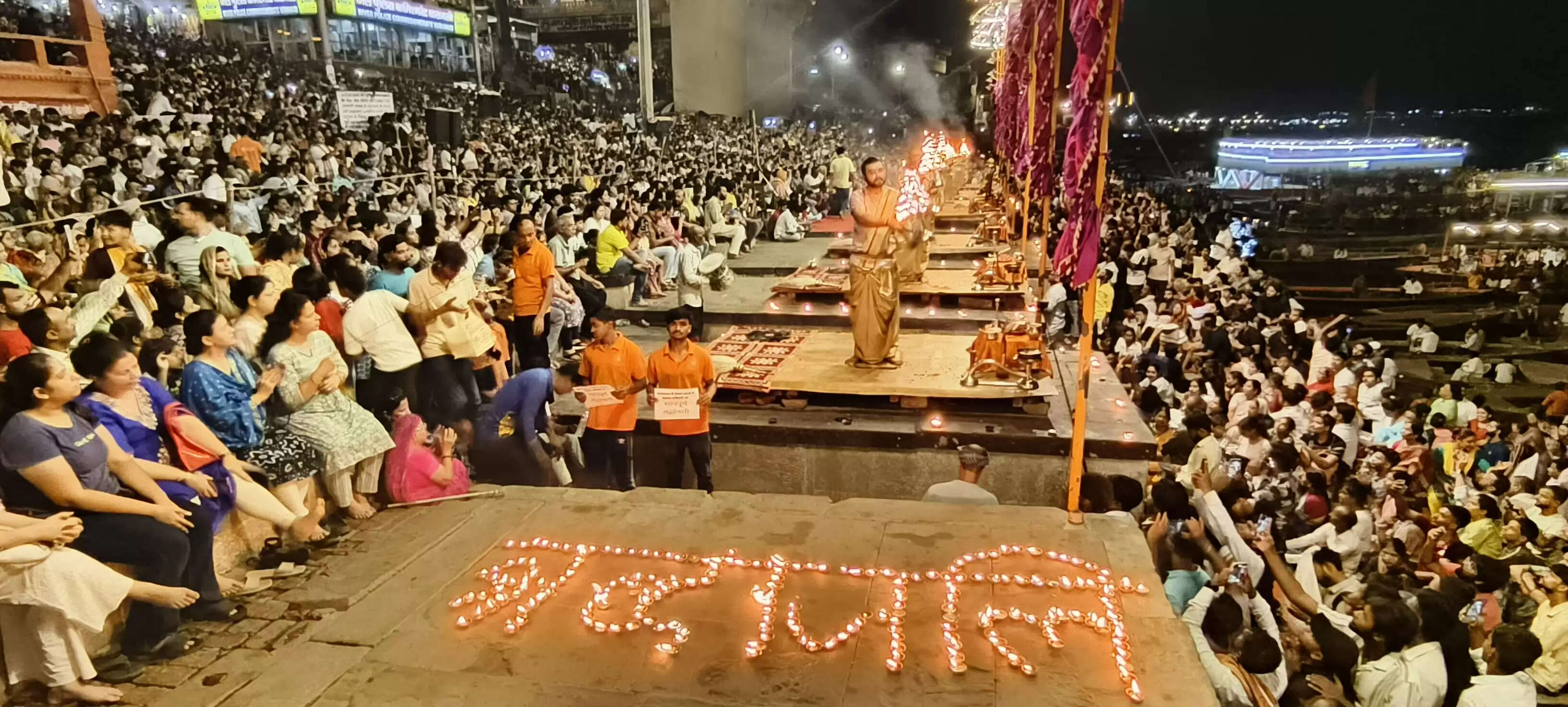 काशी में मां गंगा की आरती के साथ अहमदाबाद प्लेन क्रैश के मृतकों को दी गई श्रद्धांजलि  वाराणसी: गंगा सेवा निधि द्वारा दशाश्वमेध घाट पर आयोजित विश्वप्रसिद्ध मां गंगा की आरती के दौरान अहमदाबाद प्लेन क्रैश में दिवंगत आत्माओं को भावभीनी श्रद्धांजलि अर्पित की गई। इस अवसर पर घाट पर 1100 दीप जलाकर मृतकों की आत्मा की शांति के लिए प्रार्थना की गई।  आरती से पहले गंगा सेवा निधि के नेतृत्व में दीपदान का आयोजन किया गया, जिसमें हजारों श्रद्धालुओं ने भाग लिया। इसके पश्चात, सभी उपस्थित श्रद्धालुओं और पर्यटकों ने दो मिनट का मौन धारण कर मृतकों को श्रद्धांजलि दी। इस दौरान गंगा सेवा निधि के अध्यक्ष सुशांत मिश्रा, सचिव हनुमान यादव सहित हजारों की संख्या में श्रद्धालु मौजूद रहे।  गंगा सेवा निधि के इस प्रयास ने न केवल मृतकों के प्रति सम्मान व्यक्त किया, बल्कि मां गंगा के पावन तट पर एकत्रित लोगों को एकजुटता और संवेदना का संदेश भी दिया। यह आयोजन काशी की सांस्कृतिक और आध्यात्मिक विरासत को दर्शाता है, जहां श्रद्धा और सेवा के माध्यम से मानवता की भावना को बल मिलता है।