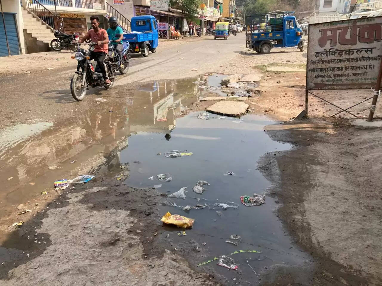 धार्मिक महत्ता वाले पंचक्रोशी मार्ग पर गल्ला मंडी, राजातालाब से रानी बाजार की ओर जाने वाले रास्ते पर सीवरेज चैंबर के ओवरफ्लो होने से गंदा पानी सड़क पर फैल रहा है। इस समस्या के कारण न केवल आम नागरिक और दुकानदार परेशान हैं, बल्कि दुपहिया वाहन चालकों को भी फिसलन के चलते हादसों का सामना करना पड़ रहा है।