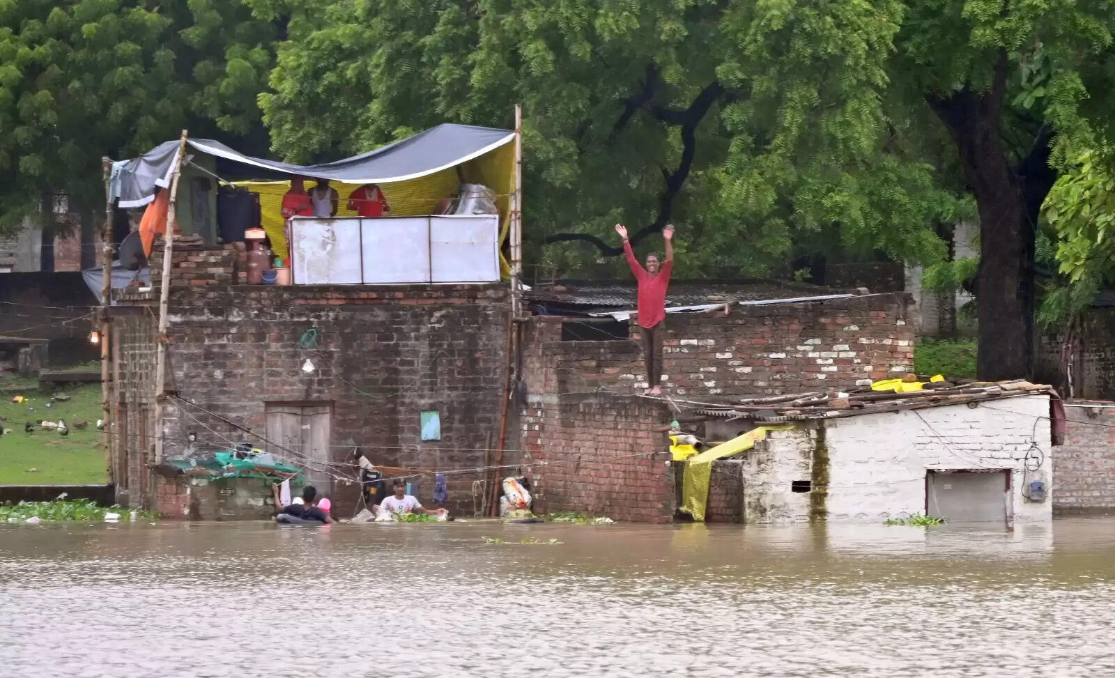 Varanasi flood 2025 : बनारस में बाढ़ की आफत, सड़कें और कॉलोनियां पानी-पानी, तस्वीरों में देखिये हालात