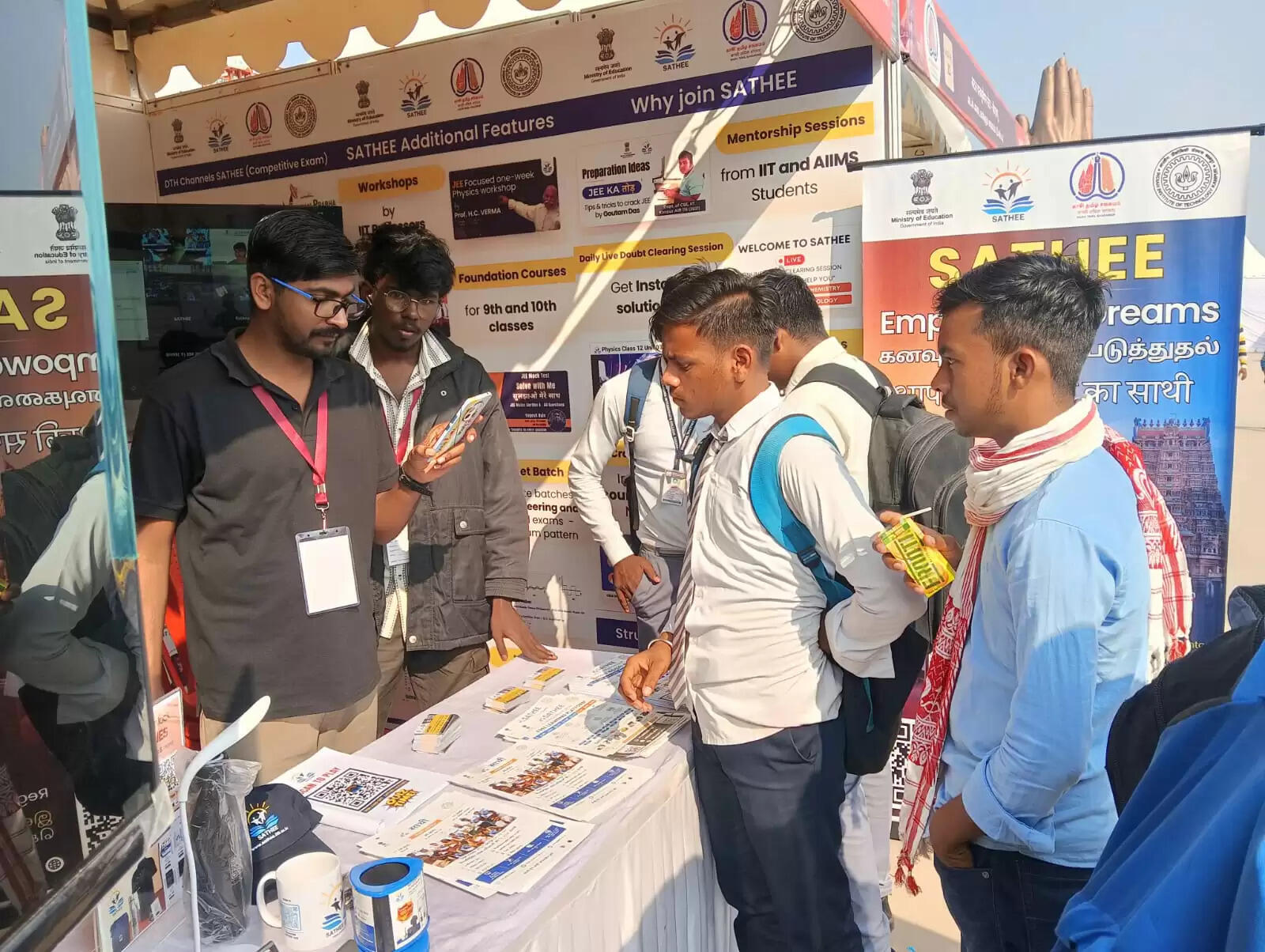 काशी तमिल संगमम् 4.0 के दौरान नमो घाट पर लगे स्टॉल संख्या 24 पर स्थापित साथी (SATHEE) केंद्र विद्यार्थियों के लिए खास आकर्षण का केंद्र बना रहा। साथी की शुरुआत वर्ष 2023 में शिक्षा मंत्रालय और आईआईटी कानपुर द्वारा संयुक्त रूप से की गई थी। इसका उद्देश्य देशभर के छात्रों को पूरी तरह निःशुल्क और गुणवत्तापूर्ण प्रतियोगी परीक्षा मार्गदर्शन उपलब्ध कराना है।