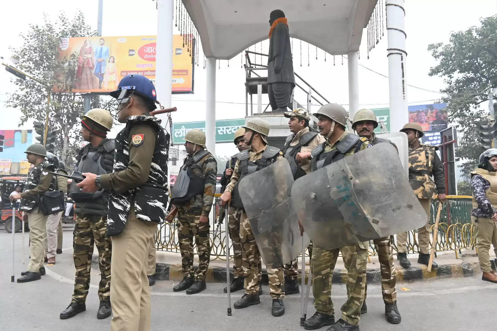 वाराणसी में बीजेपी कार्यालय घेरने निकले कांग्रेसियों को पुलिस ने मलदहिया से किया गिरफ्तार