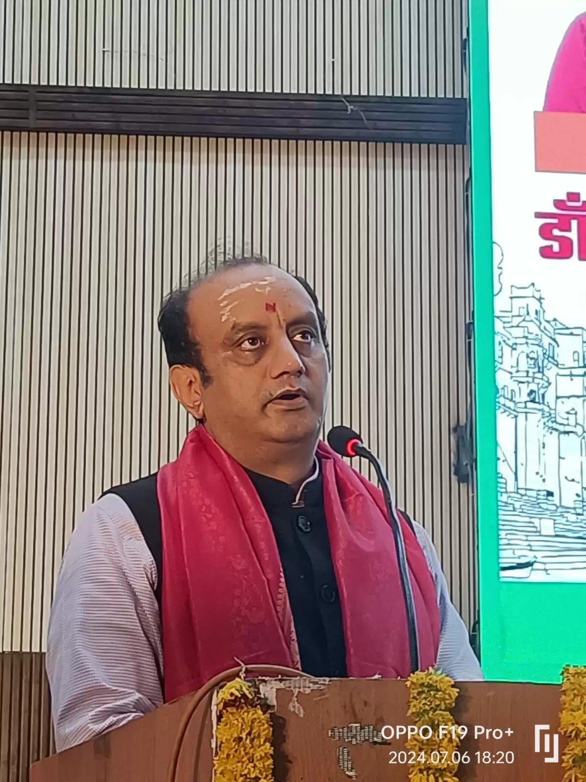 sudhanshu trivedi in varanasi