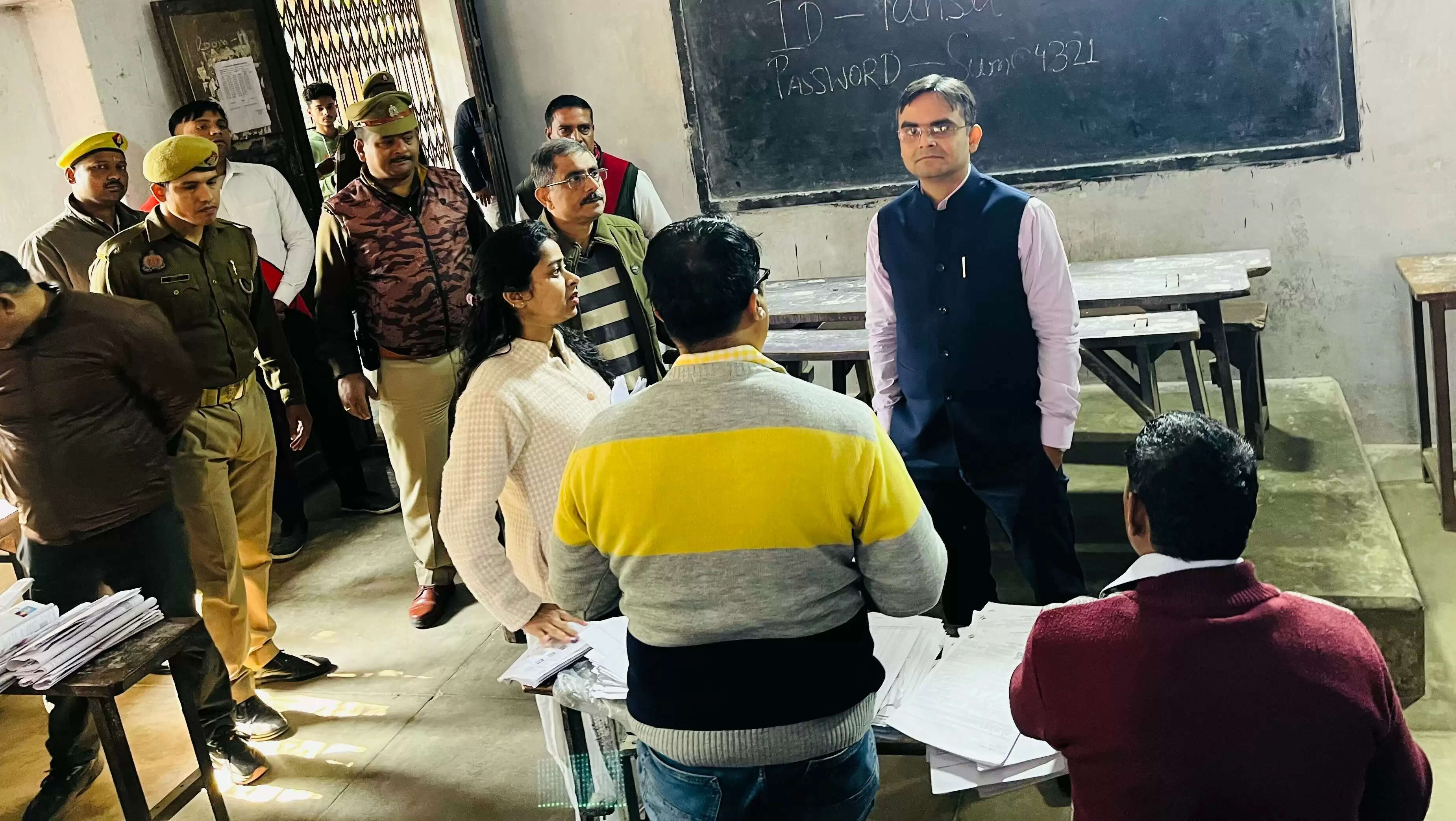 भारत निर्वाचन आयोग के निर्देशानुसार चल रहे विशेष प्रगाढ़ पुनरीक्षण (SIR) अभियान के तहत मतदाता सूची से जुड़े कार्यों की प्रगति का जिलाधिकारी/जिला निर्वाचन अधिकारी सत्येंद्र कुमार ने मंगलवार को औचक निरीक्षण किया। उन्होंने कटिंग मेमोरियल इंटर कॉलेज में बूथवार फीडिंग और मैपिंग की स्थिति की विस्तृत समीक्षा की और विभिन्न कक्षों में जाकर कार्मिकों से आज किए गए कार्यों की जानकारी ली। जिलाधिकारी ने स्पष्ट कहा कि मैपिंग का कार्य हर हाल में सही और समय पर पूरा किया जाए। साथ ही फॉर्म भरने और सत्यापन के दौरान विशेष सतर्कता बरतने को कहा।