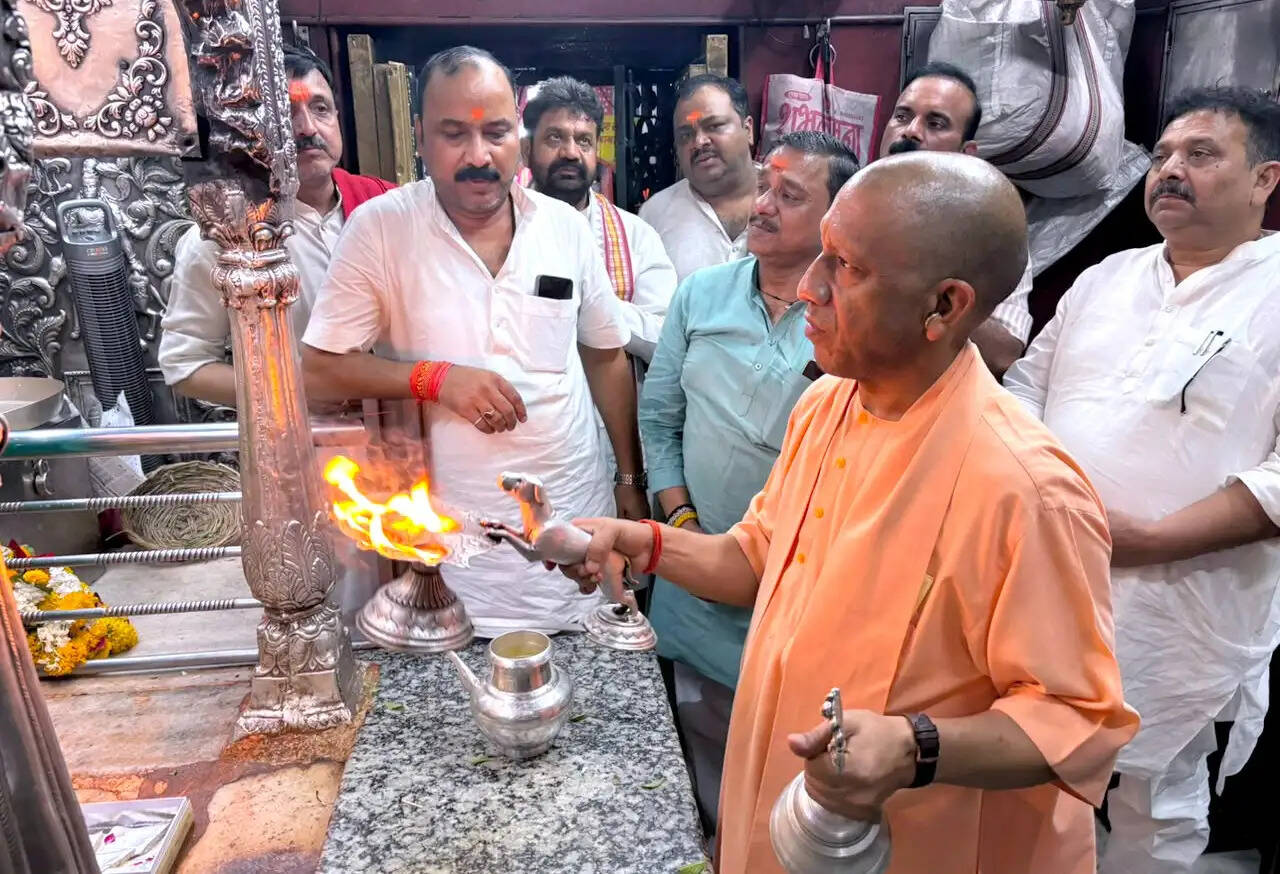 सीएम योगी ने काशी विश्वनाथ धाम व काल भैरव मंदिर जाकर किए दर्शन