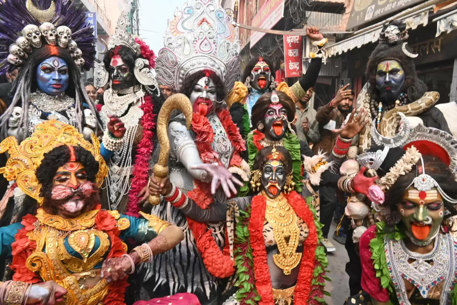 श्री काशी विश्वनाथ धाम की चौथी वर्षगांठ के अवसर पर शिव बारात समिति की ओर से शनिवार को भव्य शोभायात्रा का आयोजन किया गया। शोभायात्रा मैदागिन से प्रारंभ होकर दशाश्वमेध घाट तक निकाली गई, जिसमें शिवभक्तों की भारी भीड़ उमड़ी। डमरू-नगाड़ों की गूंज, हर-हर महादेव के जयघोष और आकर्षक झांकियों ने पूरे मार्ग को भक्तिमय वातावरण से सराबोर कर दिया।