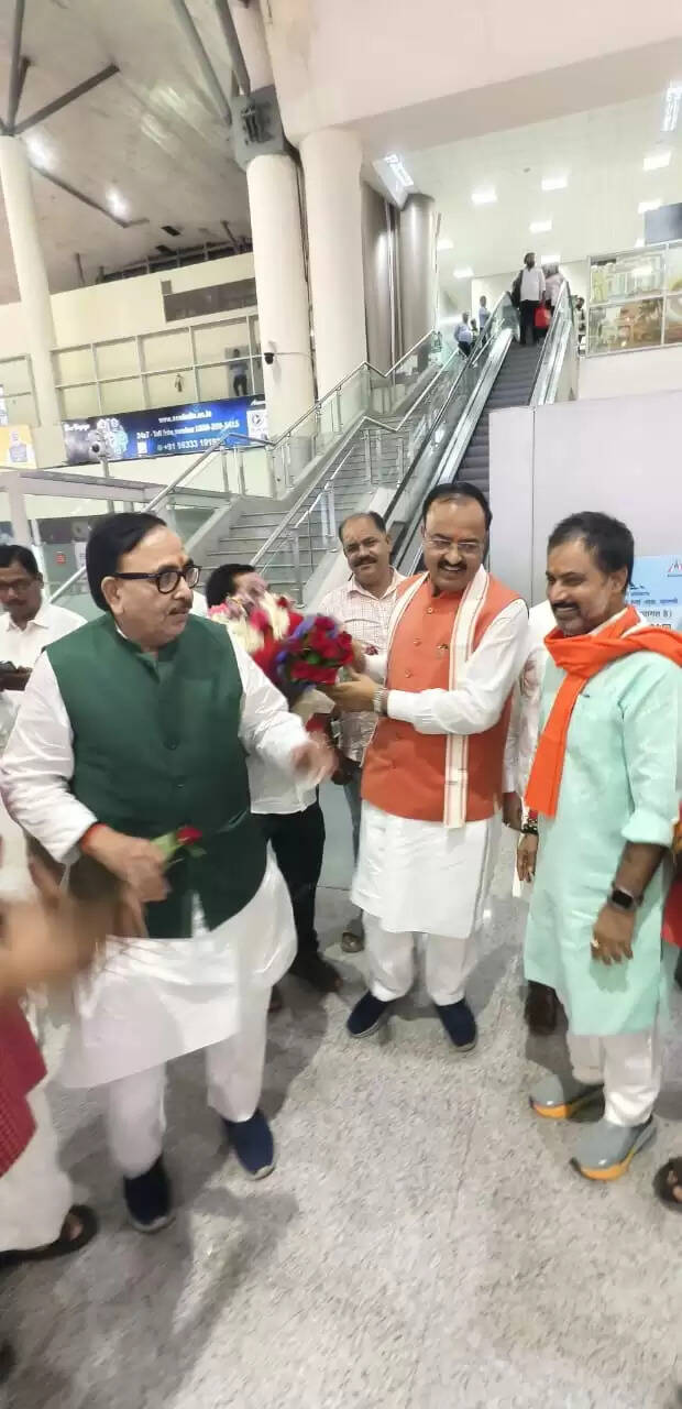  वाराणसी: पीएम मोदी के कार्यक्रम के लिए उपमुख्यमंत्री केशव प्रसाद मौर्या और पूर्व केंद्रीय मंत्री महेंद्र नाथ पांडेय पहुंचे काशी