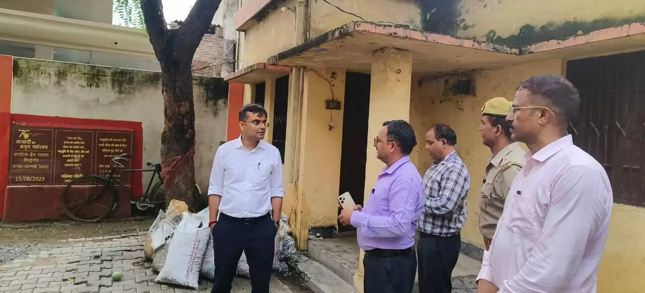 वाराणसी: जिलाधिकारी ने चिरईगांव विकासखंड कार्यालय का किया औचक निरीक्षण, साफ-सफाई पर जताई नाराजगी