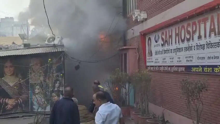 चेतगंज थाना क्षेत्र के रामकटोरा इलाके में मंगलवार को अचानक आग लगने से हड़कंप मच गया। आग की तेज लपटें और आसमान में उठता धुआं देखकर आसपास के लोगों में अफरा-तफरी की स्थिति बन गई। स्थानीय लोगों ने तुरंत पुलिस और दमकल विभाग को सूचना दी, जिसके बाद राहत और बचाव कार्य शुरू किया गया।