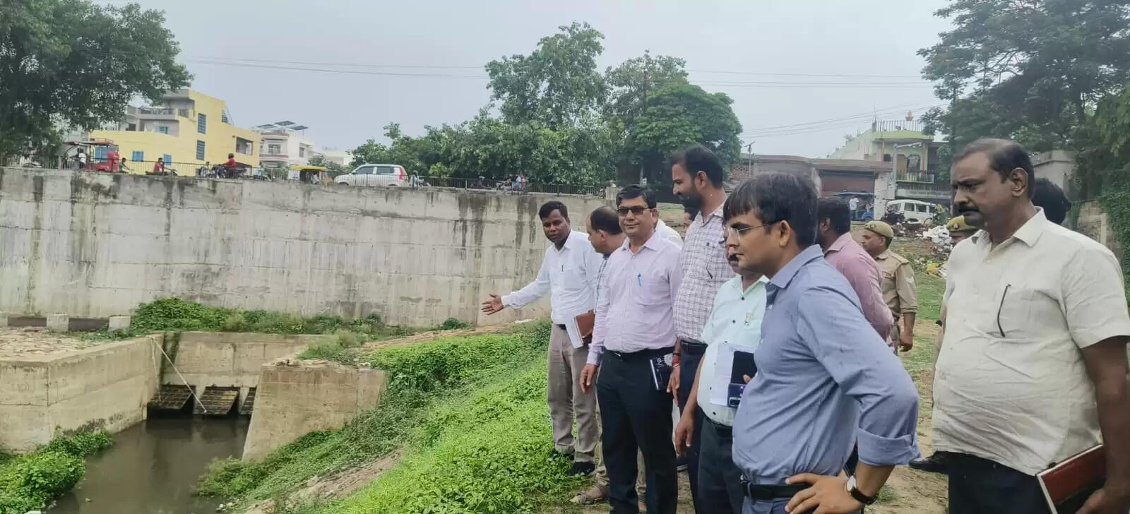 वाराणसी। जिलाधिकारी सत्येंद्र कुमार ने बाढ़ से प्रभावित होने वाले क्षेत्रों का दौरा कर स्थिति का जायजा लिया। उन्होंने प्राथमिक विद्यालय, सलारपुर में स्थापित बाढ़ चौकी का निरीक्षण किया और अधिकारियों को राहत एवं बचाव कार्यों के लिए आवश्यक दिशा-निर्देश दिए।