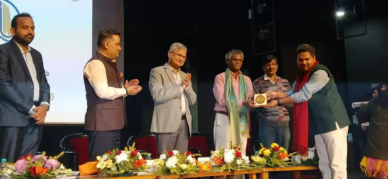 काशी तमिल संगमम् 4.0 के तहत मंगलवार को बनारस हिंदू विश्वविद्यालय में पहला शैक्षणिक सत्र आयोजित हुआ, जिसमें विशेषज्ञों और तमिलनाडु से आए 216 छात्र प्रतिनिधियों ने भारतीय संस्कृति, एकता और काशी–तमिल संबंधों पर विचार साझा किए। पं. ओंकारनाथ ठाकुर सभागार में आयोजित इस सत्र का विषय था— “काशी इन तमिल इमैजिनेशन: महाकवि सुब्रमण्यम भारती एंड हिज़ लेगेसी।”