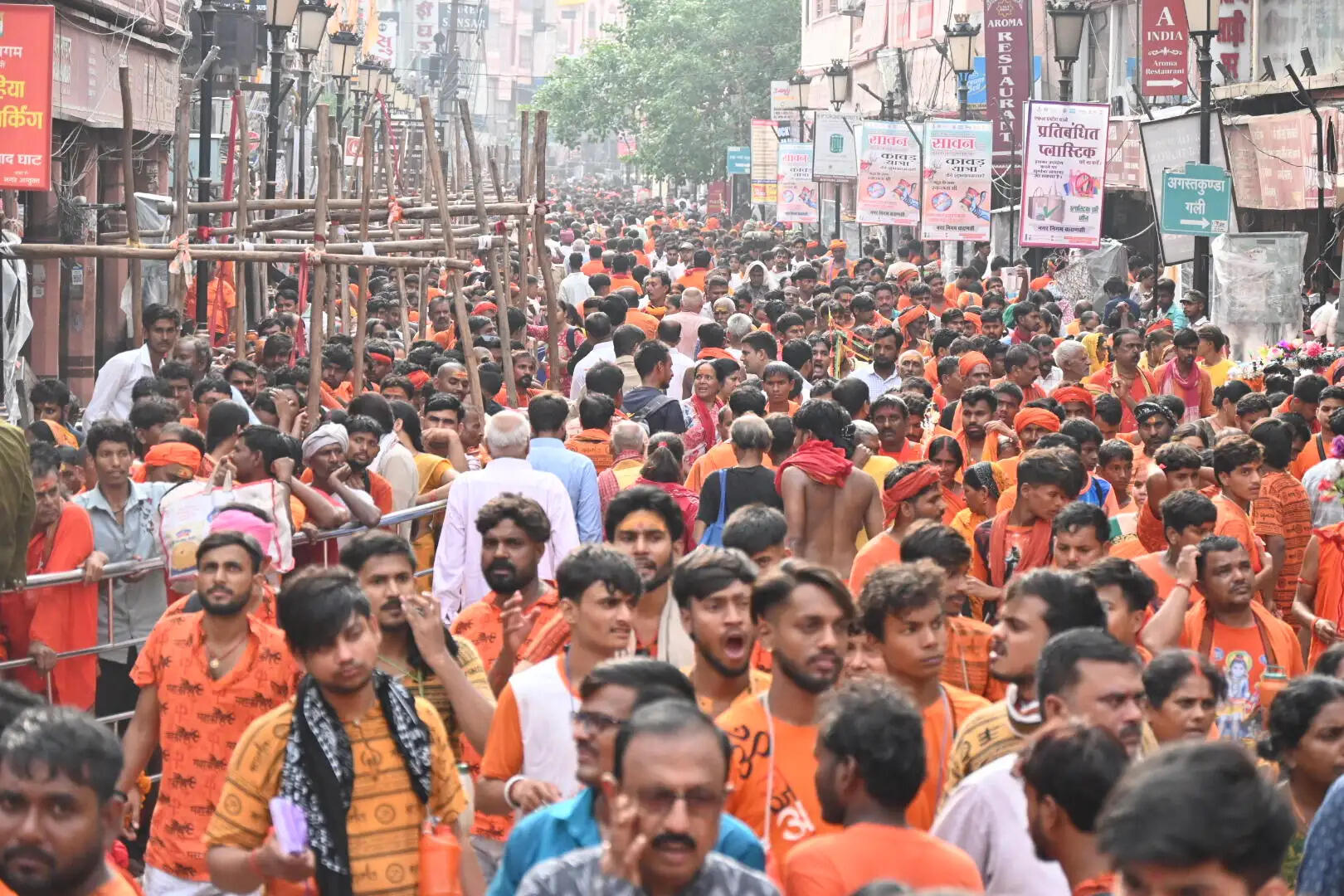 हर हर महादेव से गूंजे शिवालय, सावन के सोमवार पर आस्था का समुद्र