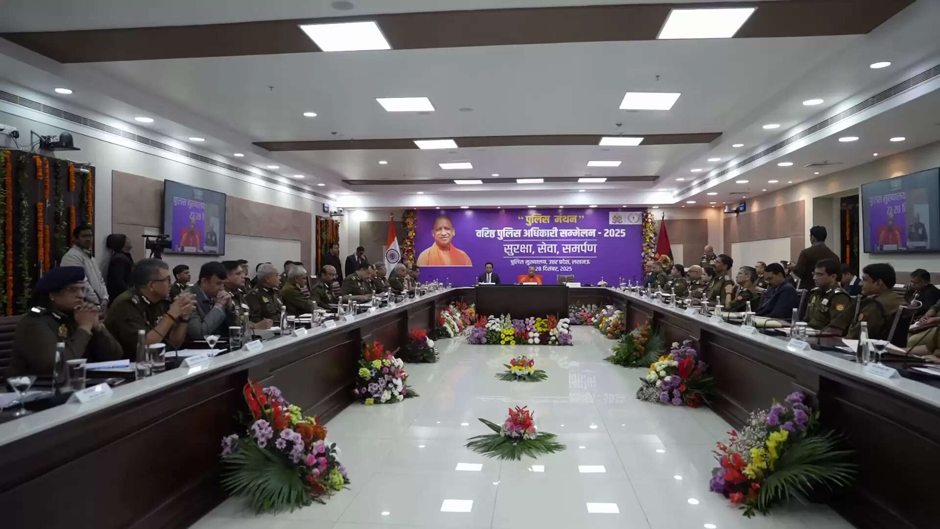 पुलिस मुख्यालय में आयोजित दो दिवसीय राज्यस्तरीय वरिष्ठ पुलिस अधिकारी सम्मेलन- 2025 ‘पुलिस मंथन’ का शनिवार को मुख्यमंत्री योगी आदित्यनाथ की अध्यक्षता में हुआ। मुख्यमंत्री योगी द्वारा अपने सम्बोधन में यूपी पुलिस के अब तक के कार्य, सुधार और उपलब्धियों की सराहना करते हुए कहा कि पिछले साढ़े आठ वर्षों में उत्तर प्रदेश ने अपने परसेप्शन और कानून-व्यवस्था की छवि में उल्लेखनीय परिवर्तन किया है। उन्होंने कहा कि उत्तर प्रदेश पुलिस के प्रयासों से उत्तर प्रदेश को आज देश-दुनिया में एक रोल मॉडल की तरह देखा जा रहा है और परिवर्तन की यह पहचान जनता के अनुभवों से सिद्ध होती है, न कि आत्मप्रशंसा से। इस दौरान उन्होंने स्मार्ट पुलिसिंग का विजन साझा करते हुए मुख्यमंत्री योगी ने बताया कि वर्ष 2017 से अब तक पुलिसिंग के हर स्तर पर व्यापक बदलाव हुए, भर्ती, प्रशिक्षण, अवसंरचना, तकनीक, साइबर सुरक्षा, फॉरेंसिक क्षमता, पुलिस कमिश्नरेट व्यवस्था, UP-112, सेफ सिटी मॉडल, महिला पुलिस भर्ती, और प्रीडिक्टिव पुलिसिंग की दिशा में निर्णायक प्रगति की गई है। पहले जहां प्रशिक्षण क्षमता सीमित थी, वहीं आज बड़े पैमाने पर 60,000 से अधिक आरक्षियों का प्रशिक्षण प्रदेश के अन्दर ही कराया जा रहा है। 75 जनपदों में साइबर थाने, 12 एफएसएल लैब और फॉरेंसिक यूनिवर्सिटी जैसे संस्थागत बदलाव प्रदेश की नई सोच को दर्शाते हैं।