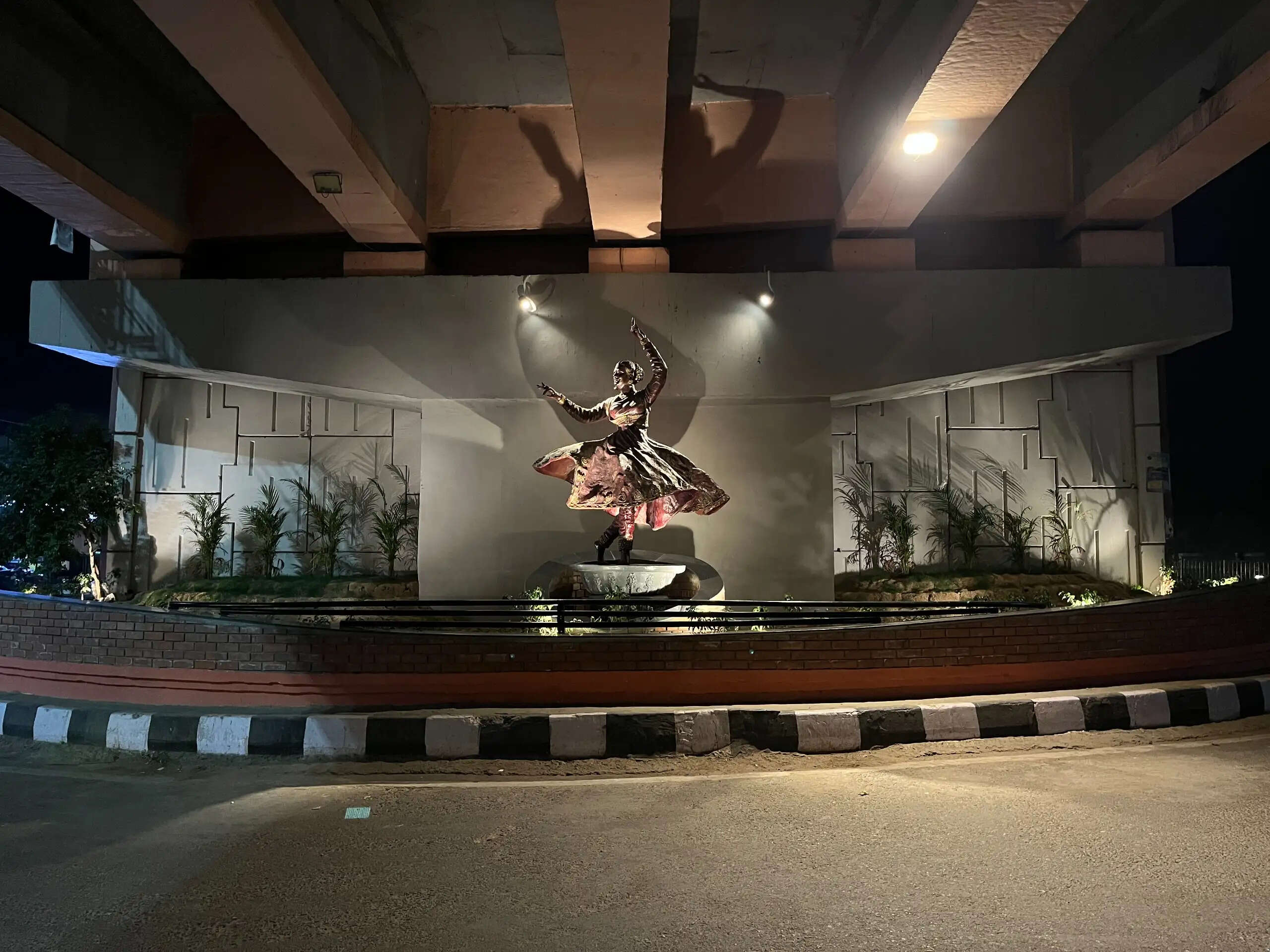 वाराणसी के चौक-चौराहों पर उभर रही है कला की चमक, विरासत से जुड़ रही है पहचान