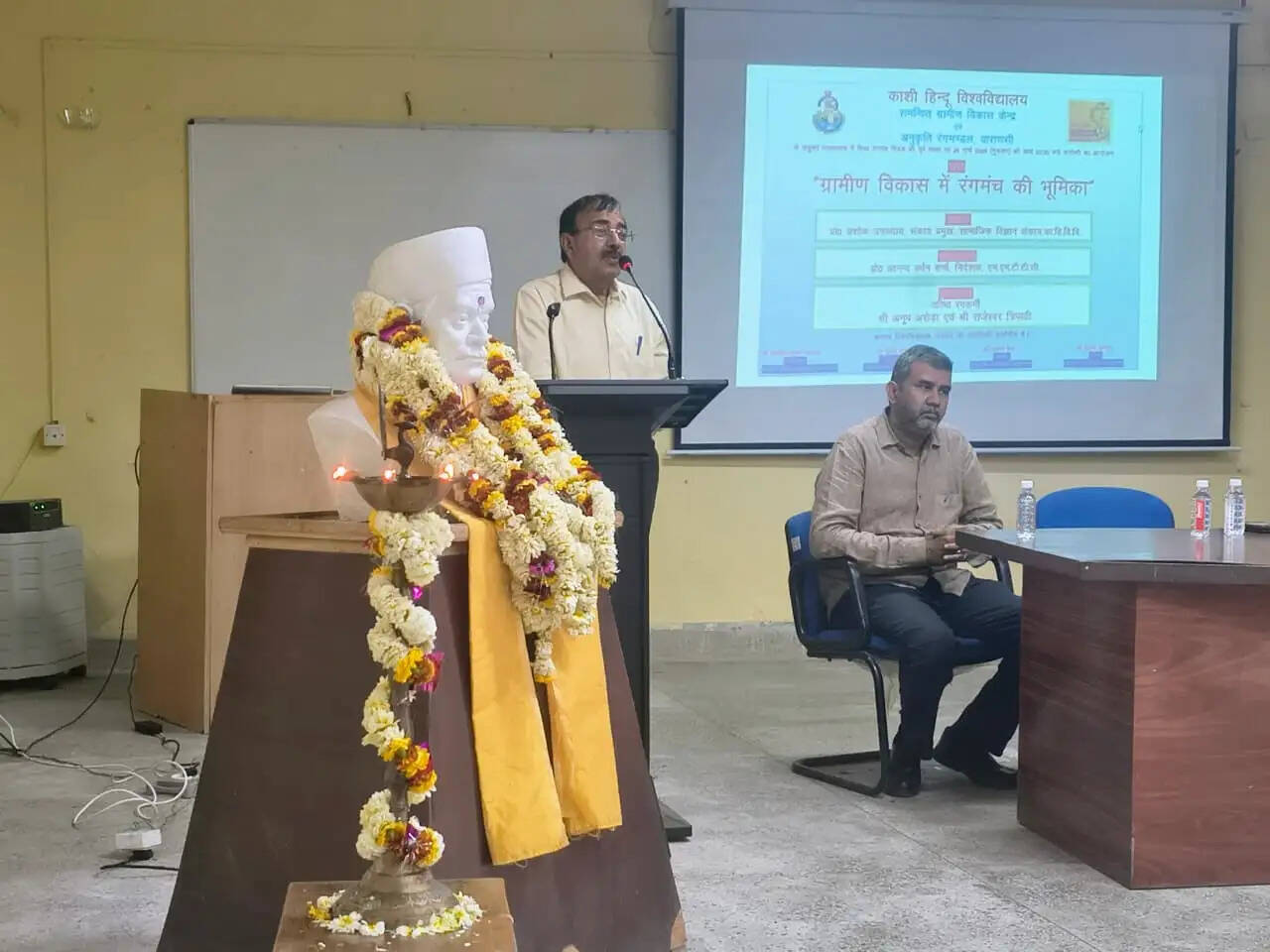 वाराणसी। काशी हिन्दू विश्वविद्यालय (BHU) में विश्व रंगमंच दिवस (27 मार्च) की पूर्व संध्या पर एक महत्वपूर्ण संगोष्ठी का आयोजन किया गया। यह कार्यक्रम सामाजिक विज्ञान संकाय स्थित समन्वित ग्रामीण विकास केन्द्र और अनुकृति रंगमण्डल, वाराणसी के संयुक्त तत्वावधान में आयोजित हुआ। संगोष्ठी का विषय था – “ग्रामीण विकास में रंगमंच की भूमिका”।