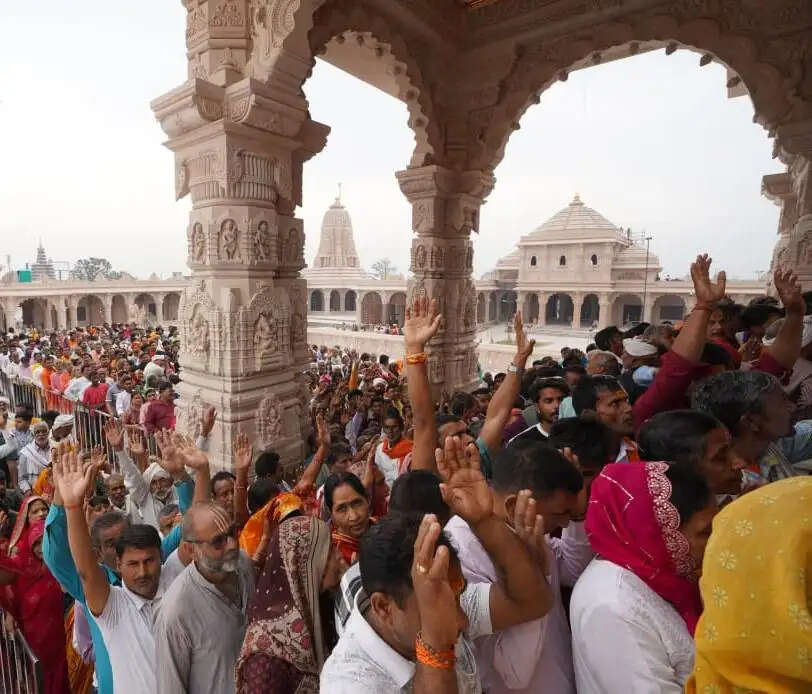 रामनवमी पर अयोध्या में रामलला का दिव्य सूर्य तिलक