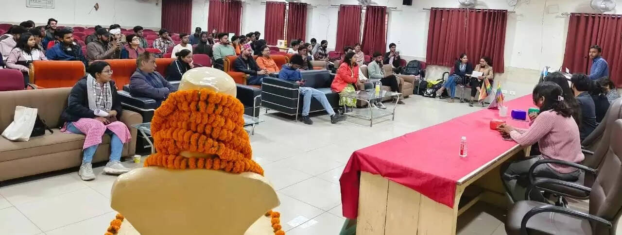  बीएचयू में “सफ़र रंगों का” कार्यक्रम का आयोजन, क्वीयर समुदाय के मुद्दों पर खुलकर हुई चर्चा