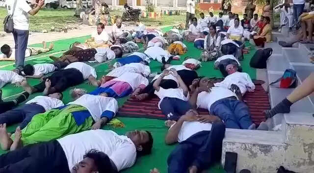 Divyangjan did yoga in CM Anglo Bengali Inter College Varana