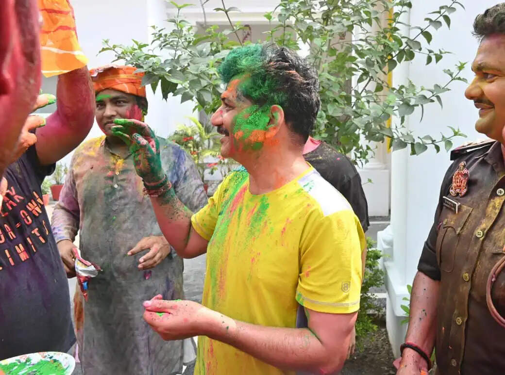 फागुन की मस्ती में डूबी काशी की गली-मुहल्लों में होली का ऐसा रंग चढ़ा कि पूरा शहर उल्लास से सराबोर नजर आया। सुबह होते ही तंग गलियों से लेकर चौक-चौराहों तक अबीर-गुलाल की उड़ती बौछारें और ढोल-मंजीरों की थाप गूंज उठी।