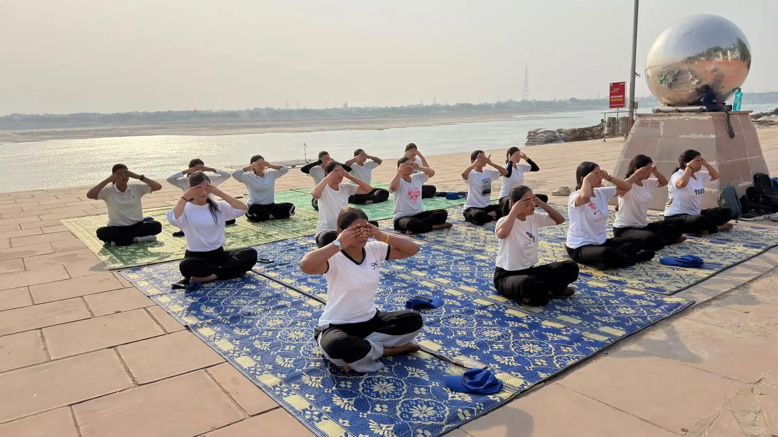 रविदास घाट पर सनबीम कॉलेज की स्वयंसेविकाओं ने किया योगाभ्यास, स्वस्थ जीवनशैली अपनाने का लिया संकल्प