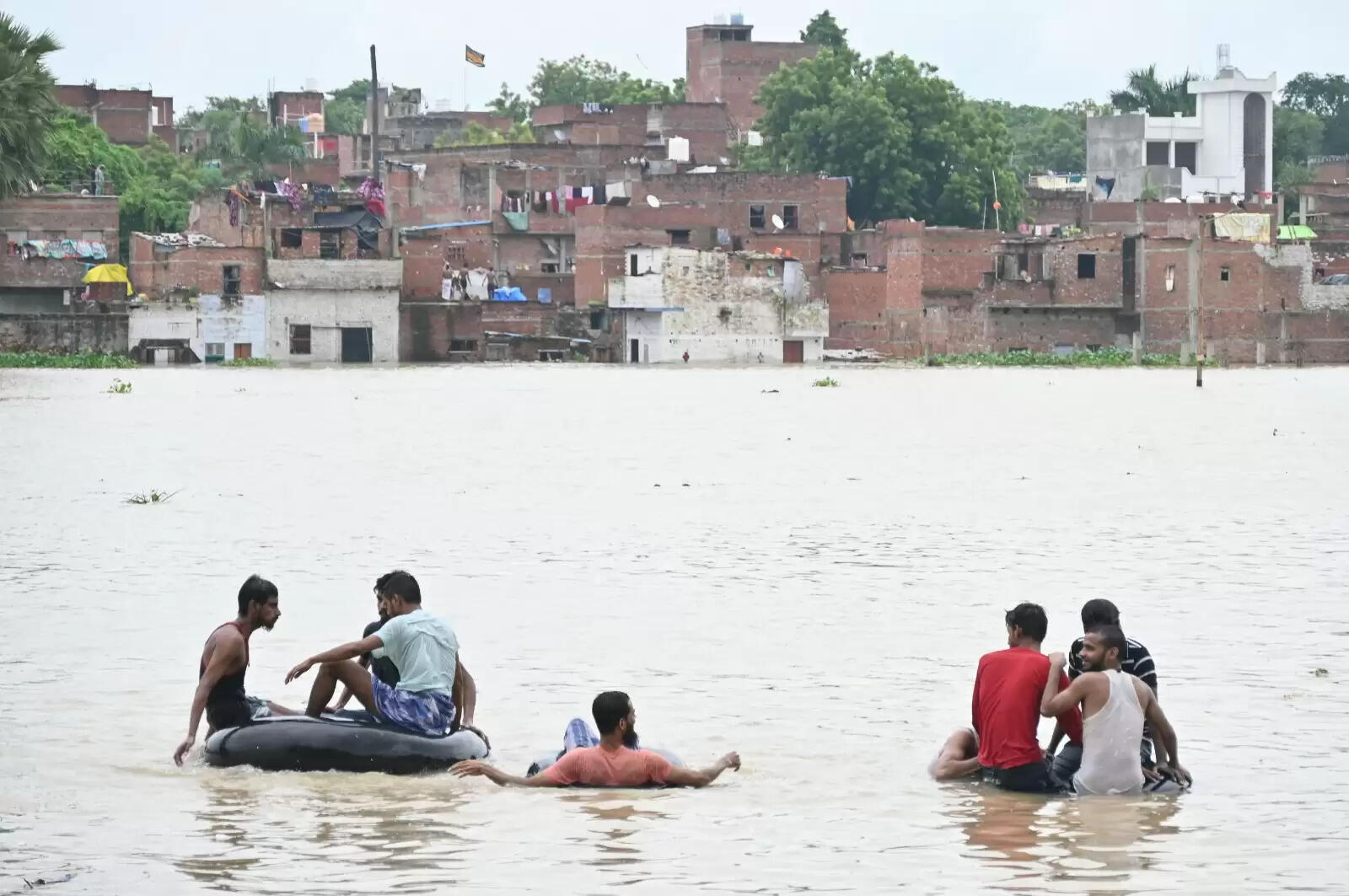 Varanasi flood : बनारस में बाढ़ की आफत, सड़कें और कॉलोनियां पानी-पानी, तस्वीरों में देखिये हालात