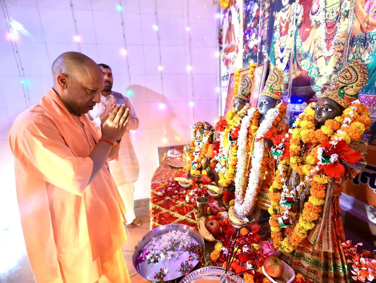 सीएम योगी ने विभिन्न योजनाओं के लाभार्थियों को चेक, प्रमाण पत्र और सांकेतिक चाबियां सौंपी