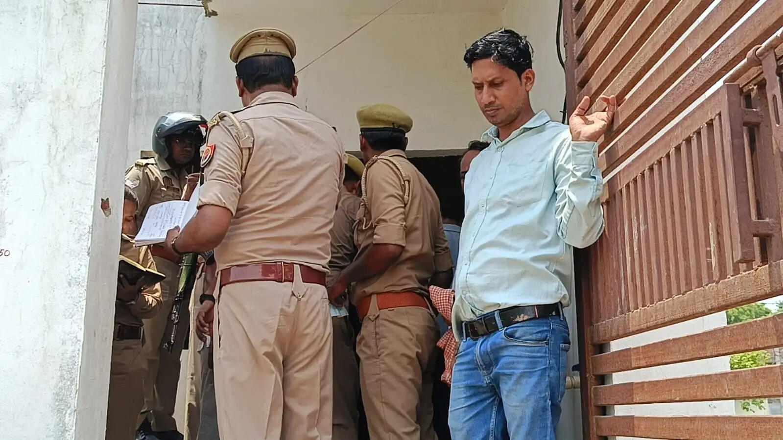 चोलापुर थाना क्षेत्र में बुधवार को दो अलग-अलग स्थानों पर दो युवकों के शव मिलने से सनसनी फैल गई। एक शव हरिश्चंद्र कॉलेज की बाउंड्री के पास मिला, जबकि दूसरा शव पास के ही एक घर के बाथरूम से बरामद किया गया। दो शव मिलने की सूचना के बाद पूरे इलाके में हड़कंप मच गया और बड़ी संख्या में लोग घटनास्थल के आसपास जुट गए।