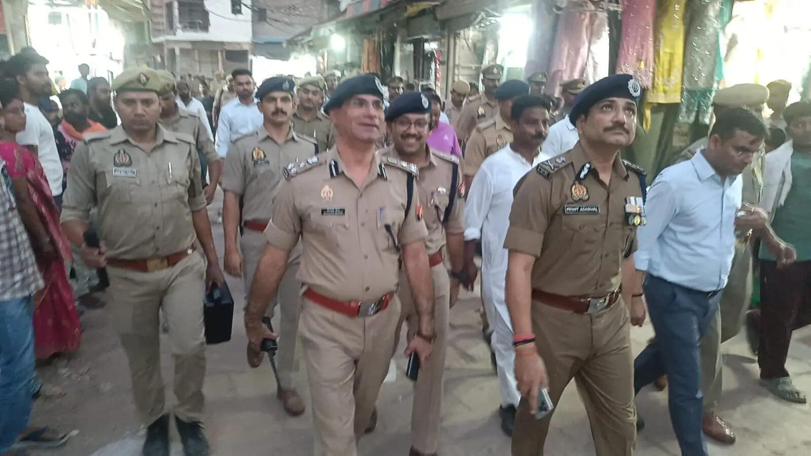 टेक्स्ट बिल्कुल कम रखो। थंबनेल इमेज की तरह बनाओ