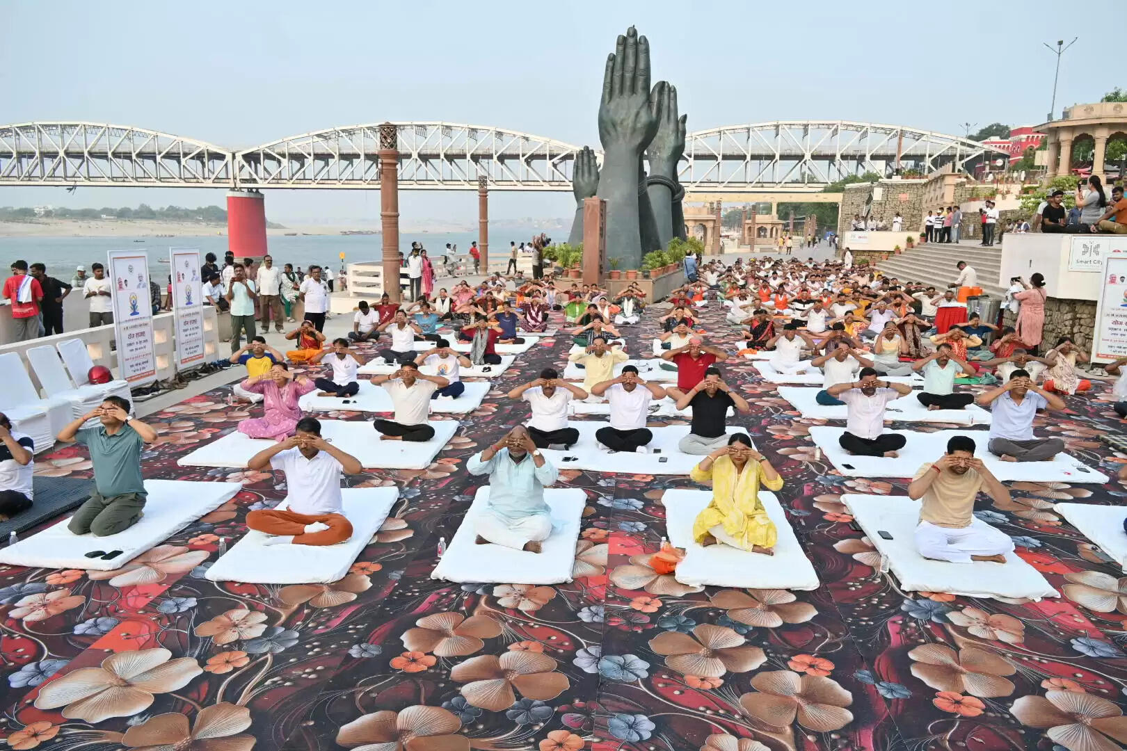 वाराणसी में साप्ताहिक योग महोत्सव, नमो घाट से विश्व को दिया योग से निरोग का संदेश