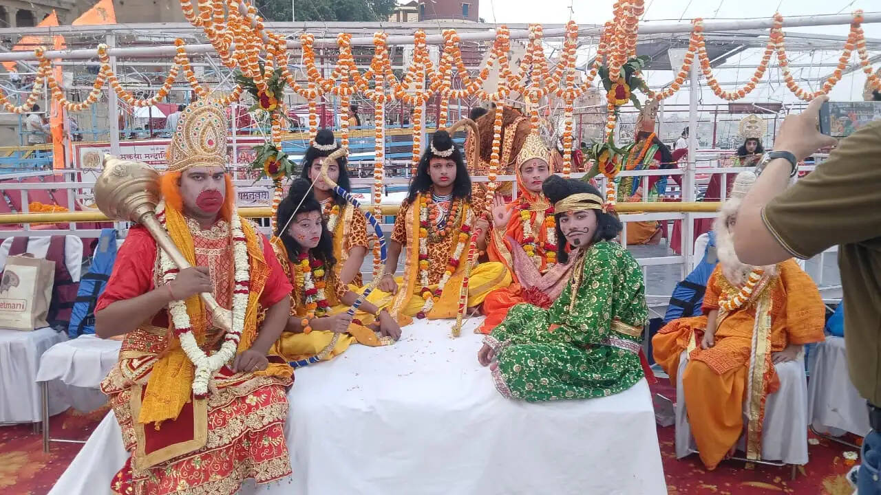 रामनवमी के पावन अवसर पर काशी में निकली विश्व प्रसिद्ध ‘राम कथा मंदाकिनी’ शोभायात्रा ने एक बार फिर आस्था और भक्ति का अद्भुत दृश्य प्रस्तुत किया। गंगा तट पर निकली इस शोभायात्रा में हजारों श्रद्धालुओं की भीड़ उमड़ी और पूरा वातावरण “जय श्रीराम” के जयघोष से गुंजायमान हो उठा। ऐसा प्रतीत हो रहा था मानो स्वयं भगवान श्रीराम भक्तों को दर्शन दे रहे हों।