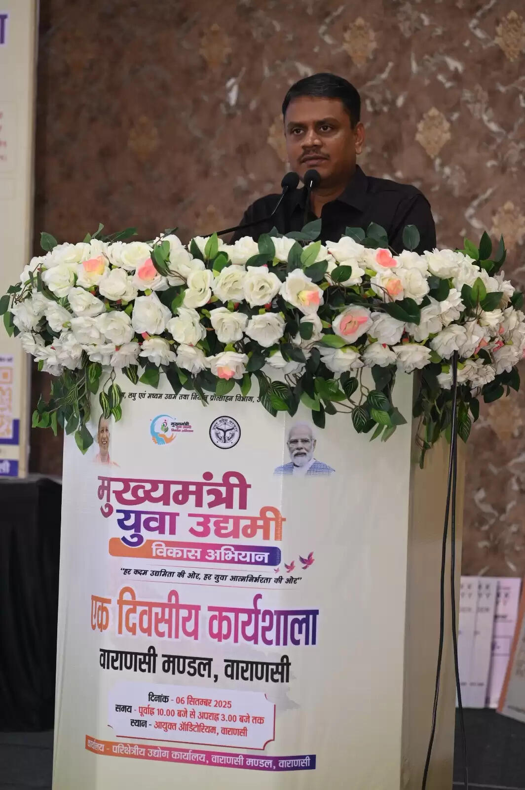 शनिवार को वाराणसी के कमिश्नरी ऑडिटोरियम में मुख्यमंत्री युवा उद्यमी विकास अभियान के तहत एक दिवसीय कार्यशाला का आयोजन किया गया। इस अवसर पर उत्तर प्रदेश के स्टांप एवं न्यायालय पंजीयन शुल्क राज्य मंत्री (स्वतंत्र प्रभार) रविन्द्र जायसवाल ने मुख्य अतिथि के रूप में युवाओं को स्वदेशी वस्तुओं को बढ़ावा देने और उद्यमिता की दिशा में कदम उठाने के लिए प्रेरित किया।