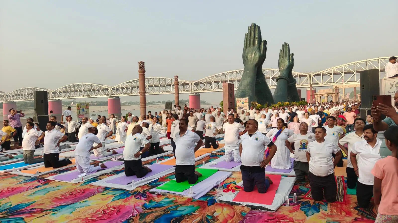 नमो घाट से हुई योग सप्ताह की शुरुआत, गंगा तट पर बही योग की धारा