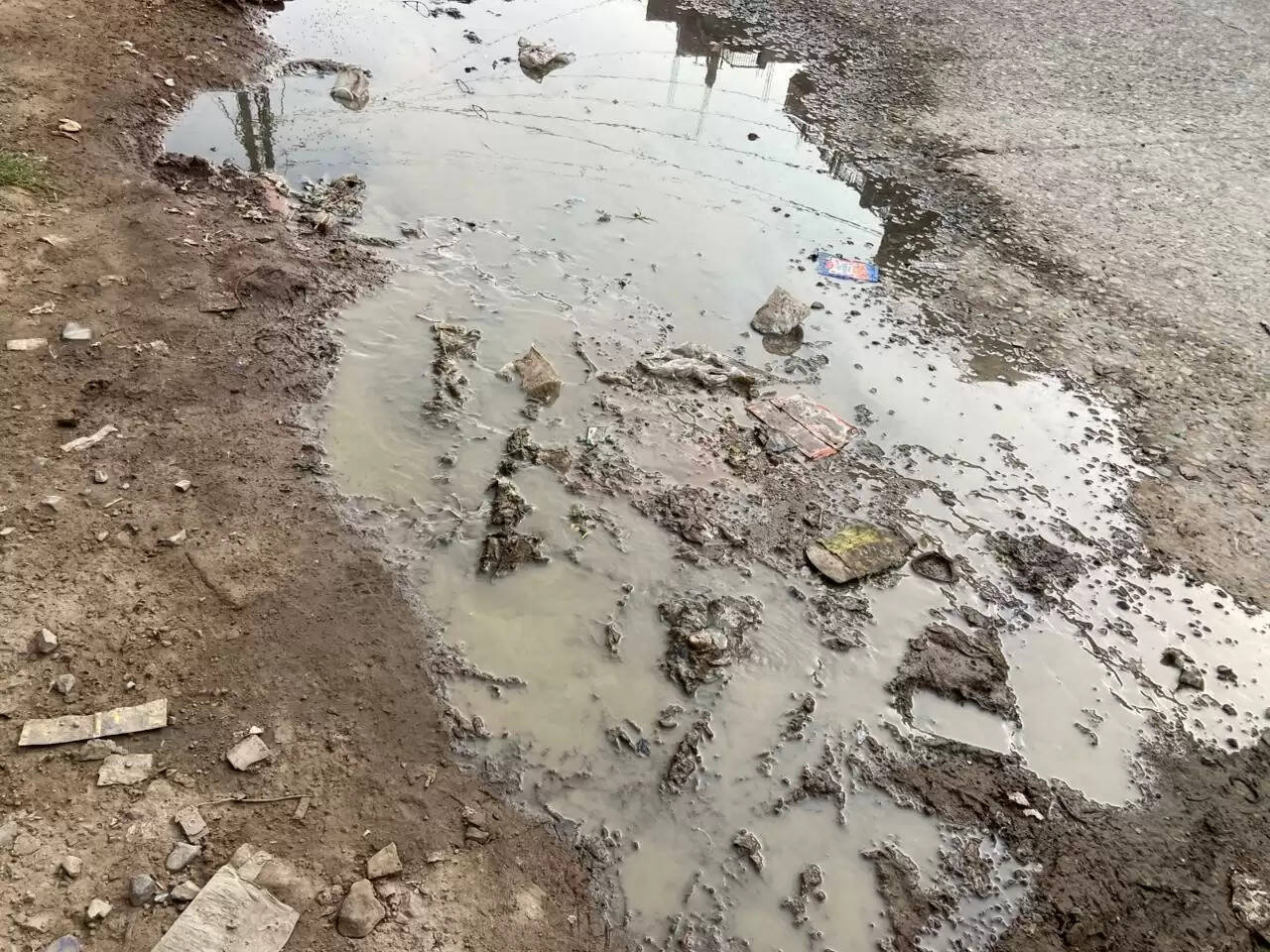 धार्मिक महत्ता वाले पंचक्रोशी मार्ग पर गल्ला मंडी, राजातालाब से रानी बाजार की ओर जाने वाले रास्ते पर सीवरेज चैंबर के ओवरफ्लो होने से गंदा पानी सड़क पर फैल रहा है। इस समस्या के कारण न केवल आम नागरिक और दुकानदार परेशान हैं, बल्कि दुपहिया वाहन चालकों को भी फिसलन के चलते हादसों का सामना करना पड़ रहा है।