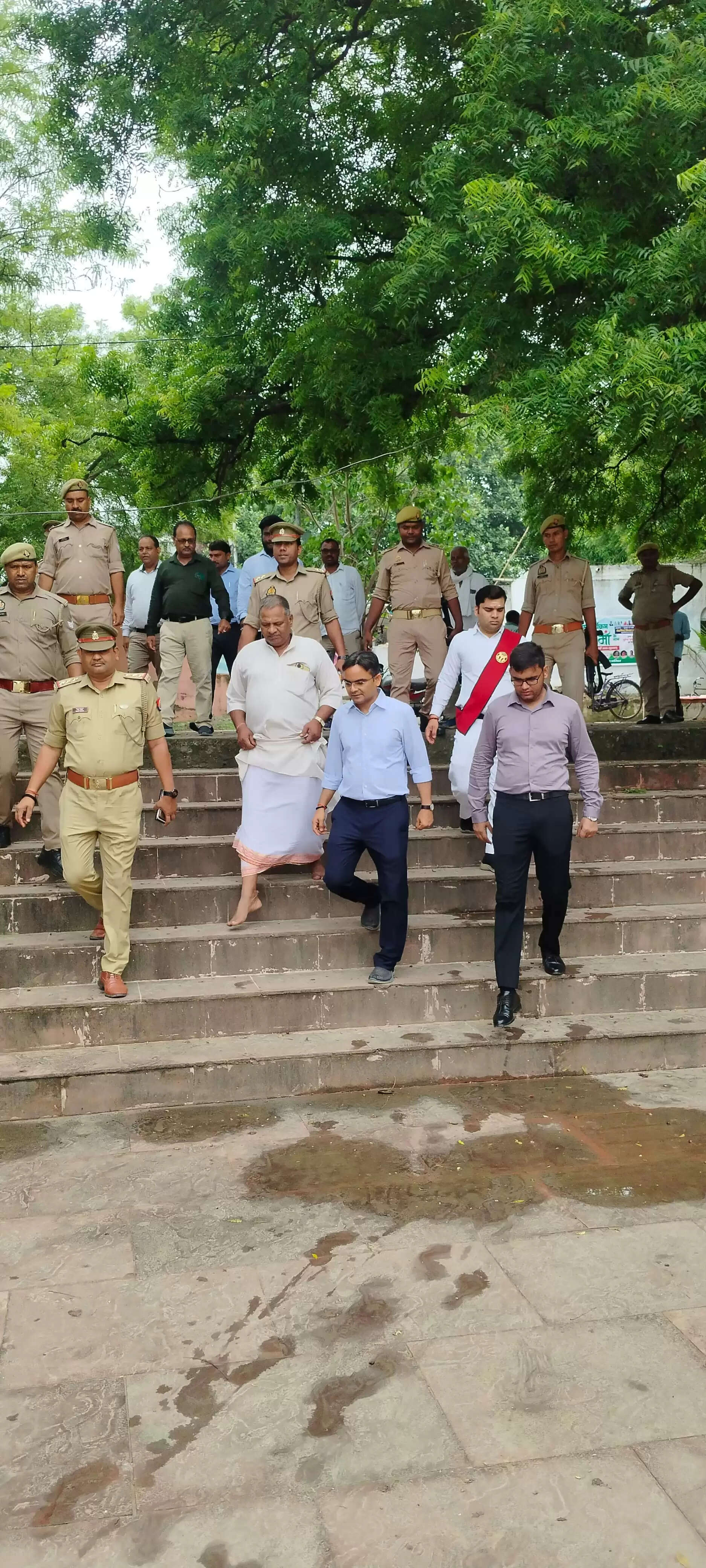 वाराणसी: श्रावण मास के पहले दिन जिलाधिकारी ने लिया मंदिरों की व्यवस्थाओं का जायजा