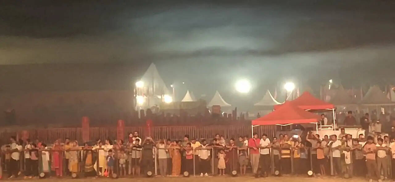 मुख्यमंत्री योगी आदित्यनाथ शुक्रवार को दो दिवसीय दौरे पर वाराणसी पहुंचेंगे। सीएम योगी, व मध्य प्रदेश के मुख्यमंत्री डॉ. मोहन यादव के साथ बीएलडब्ल्यू में सम्राट विक्रमादित्य &nbsp;की जीवनी पर आधारित महानाट्य का शुभारंभ करेंगे। 3 से 5 अप्रैल तक मंचन वाले इस महानाट्य का उद्देश्य देश के गौरवशाली इतिहास, विक्रम संवत की वैज्ञानिकता और उस युग के अनुपम योगदान से जनमानस को परिचित कराना है।