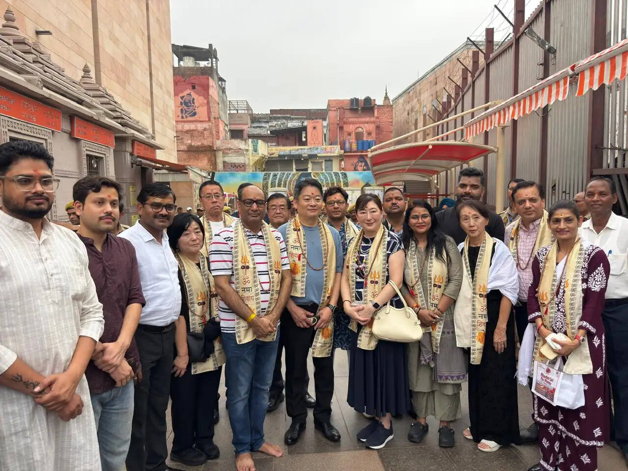 यामानाशी के गवर्नर ने जापानी प्रतिनिधिमंडल के साथ किए बाबा विश्वनाथ के दर्शन