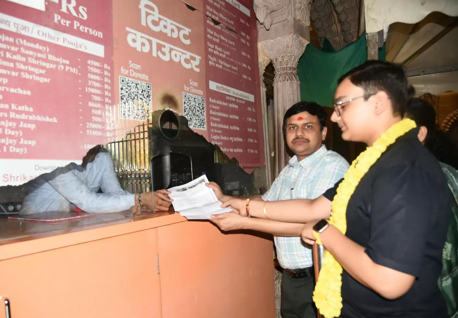 काशी से विदा होने से पहले विश्वनाथ दरबार पहुंचे कौशल राज शर्मा, मंदिर को दिया एक लाख का दान