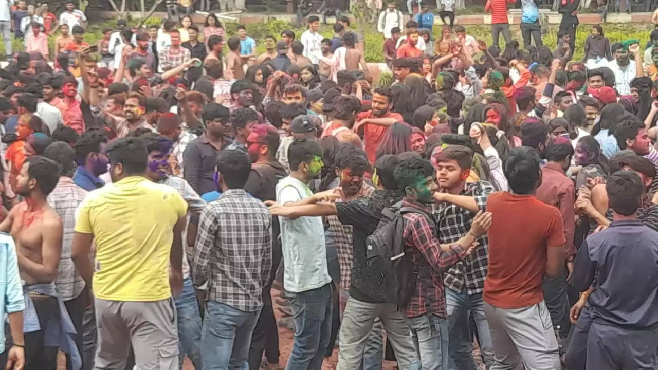 holi in bhu campus 2024