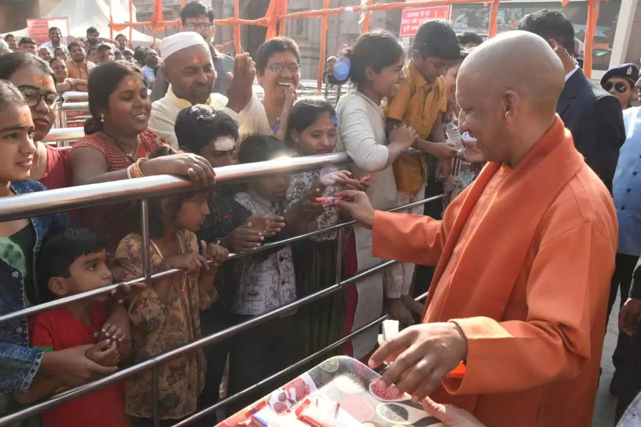 सीएम योगी ने श्री काशी विश्वनाथ धाम में किया दर्शन पूजन