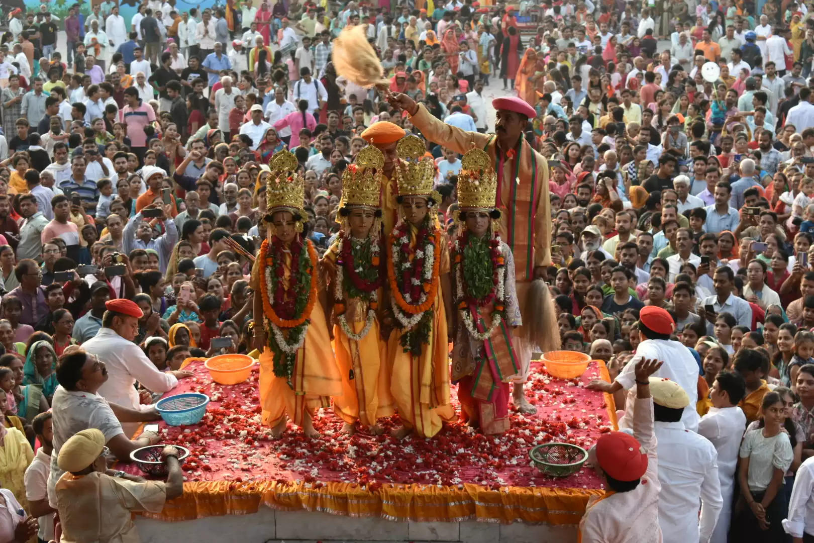 नाटी इमली के ऐतिहासिक मैदान में दूसरे दिन भी हुआ चारों भाइयों का मिलन, 527 वर्षों की परंपरा का साक्षी है मौनी बाबा आश्रम का भरत मिलाप