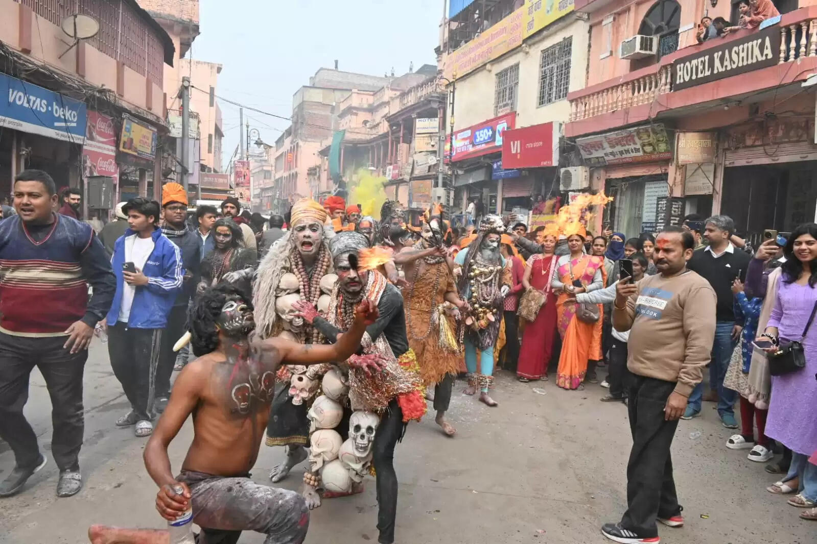 श्री काशी विश्वनाथ धाम की चौथी वर्षगांठ के अवसर पर शिव बारात समिति की ओर से शनिवार को भव्य शोभायात्रा का आयोजन किया गया। शोभायात्रा मैदागिन से प्रारंभ होकर दशाश्वमेध घाट तक निकाली गई, जिसमें शिवभक्तों की भारी भीड़ उमड़ी। डमरू-नगाड़ों की गूंज, हर-हर महादेव के जयघोष और आकर्षक झांकियों ने पूरे मार्ग को भक्तिमय वातावरण से सराबोर कर दिया।