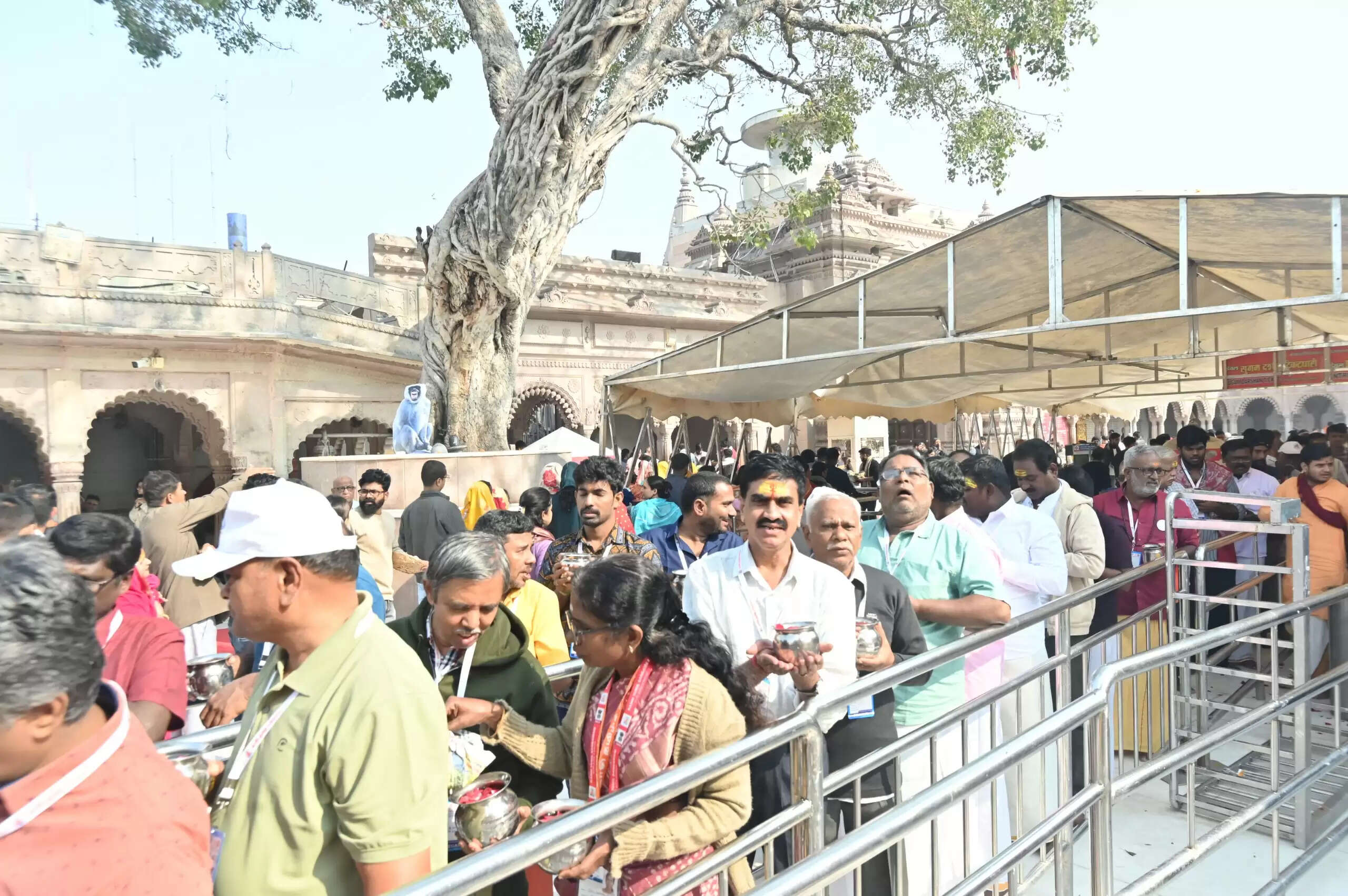 काशी तमिल संगमम् 4.0 के पाँचवें समूह का आज काशी विश्वनाथ मंदिर में विशेष स्वागत किया गया। मंदिर परिसर में शास्त्रियों ने डमरू, वेदध्वनि और पुष्पवर्षा के साथ अतिथियों का पारंपरिक सम्मान किया। आगमन के बाद सभी सदस्यों ने “हर हर महादेव” और “जय विश्वनाथ” के उद्घोष के बीच बाबा विश्वेश्वर के चरणों में श्रद्धा अर्पित की।