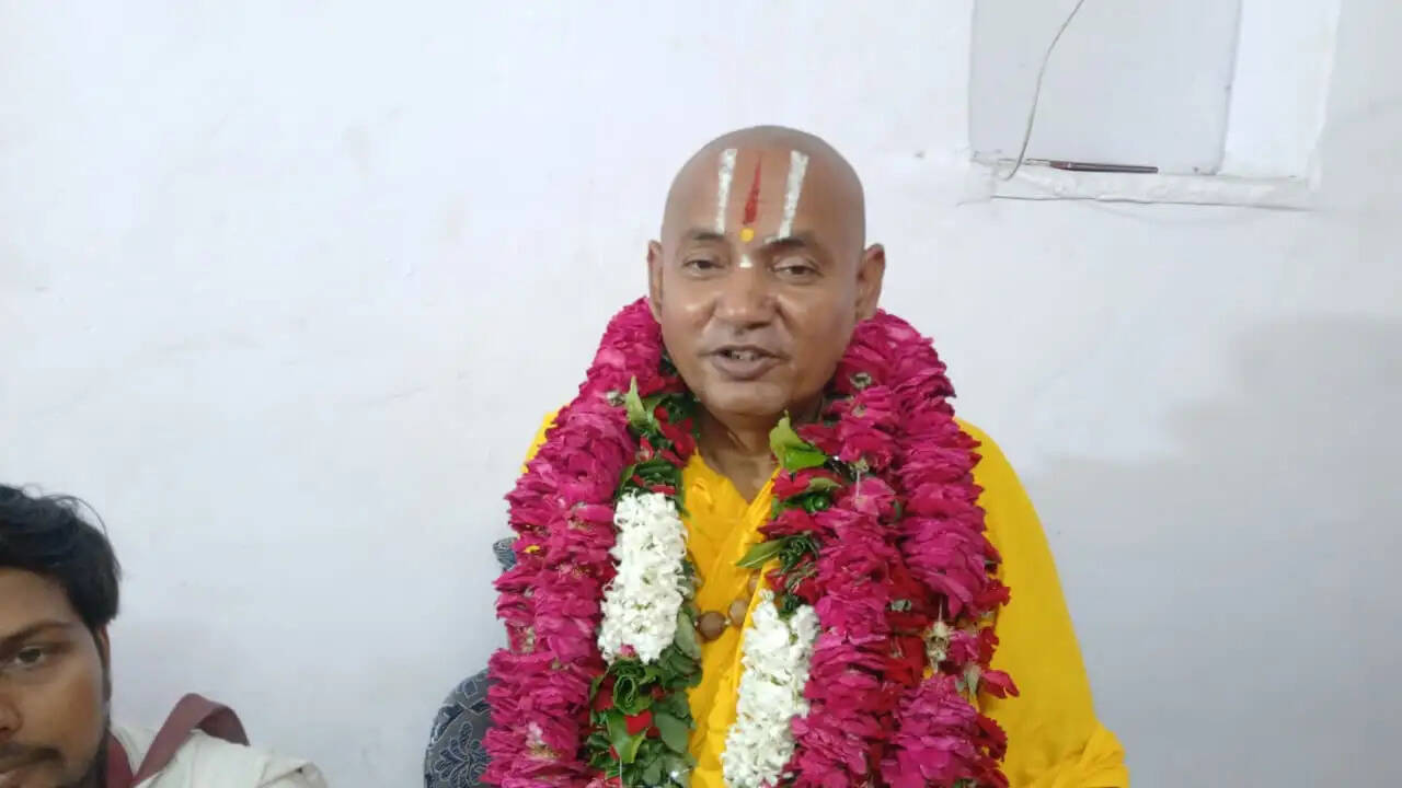 धर्म और अध्यात्म की नगरी काशी में गुरु पूर्णिमा का पावन पर्व बुधवार को श्रद्धा, भक्ति और आध्यात्मिक उल्लास के साथ मनाया गया। शहर के प्रमुख मठों, मंदिरों और आश्रमों में सुबह से ही गुरु पूजन, चरण पादुका वंदन, रुद्राभिषेक, चक्रार्चन, भजन-कीर्तन, सत्संग और भंडारों का आयोजन हुआ। देश के विभिन्न राज्यों के साथ-साथ विदेशों से आए हजारों श्रद्धालुओं ने अपने-अपने गुरुओं का पूजन कर आशीर्वाद प्राप्त किया। काशी की गलियां, घाट और संत पीठ दिनभर 