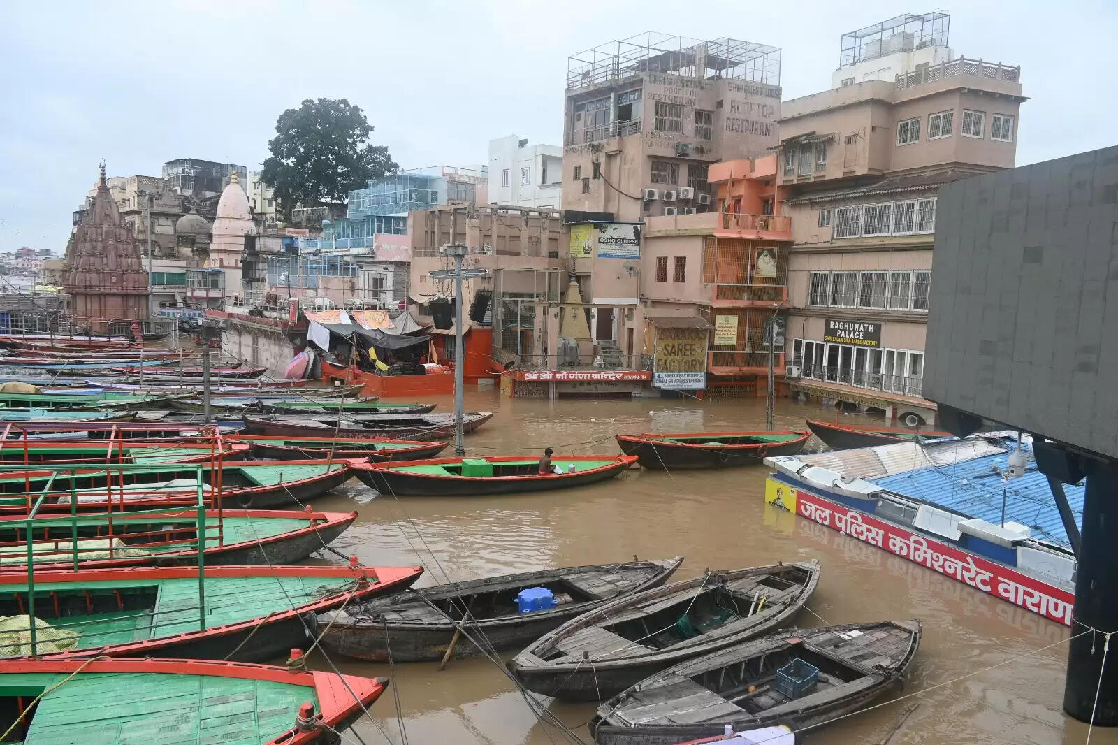 वाराणसी में सड़कों और गलियों में गंगा, घरों में घुसा पानी, हजारों परिवार बेबस और लाचार&nbsp;