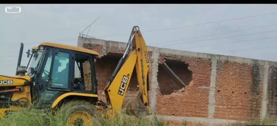 वाराणसी विकास प्राधिकरण की कार्रवाई, दो अवैध निर्माण सील