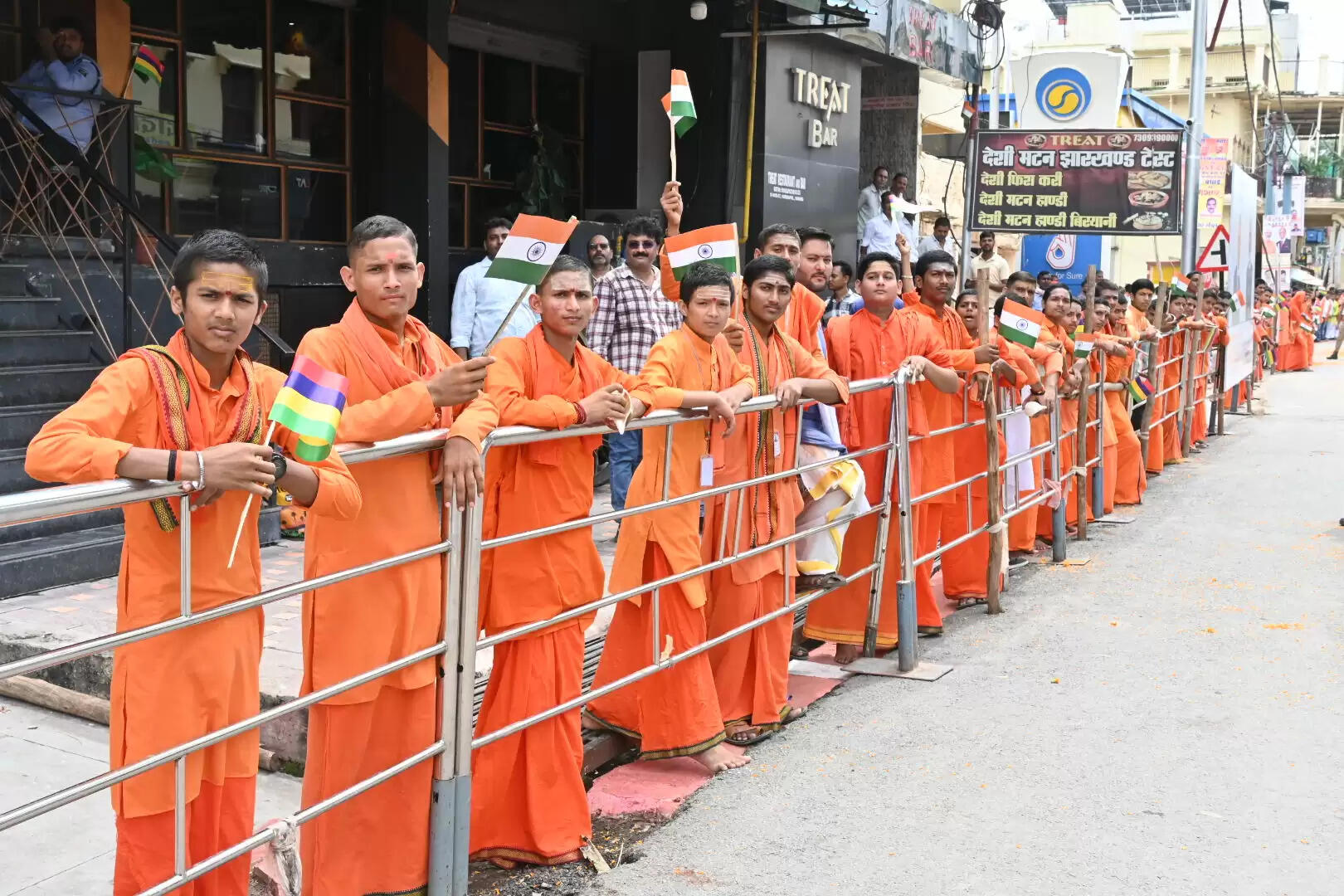 काशी में मोदी का भव्य स्वागतदेखिये तस्वीरें