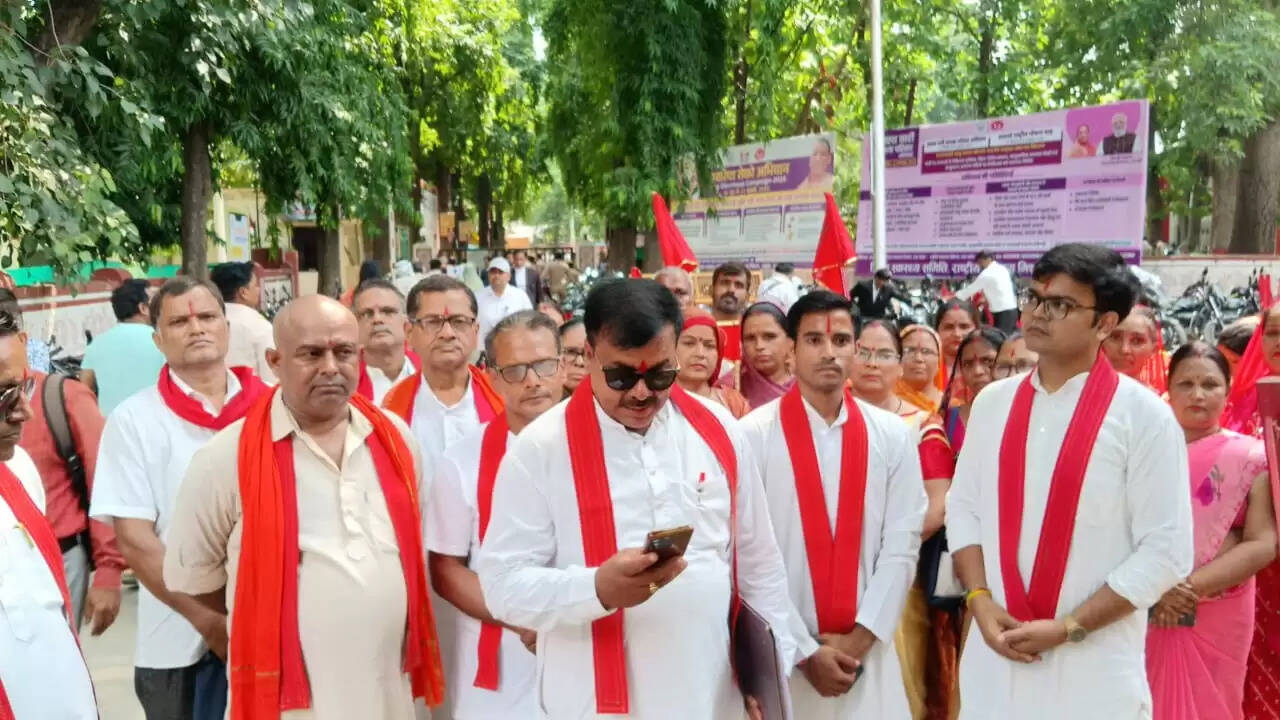 शारदीय नवरात्र की पावन बेला 22 सितम्बर से प्रारंभ हो रही है। इस दौरान पूरे प्रदेश में माहौल सात्विक और भक्तिमय रहता है। श्रद्धालु नौ दिनों तक व्रत-उपवास रखते हुए मां दुर्गा की साधना और पूजा-अर्चना करते हैं। जगह-जगह पर दुर्गा पूजा के पंडाल सजाए जाते हैं और वातावरण देव ऊर्जा से परिपूर्ण हो जाता है।