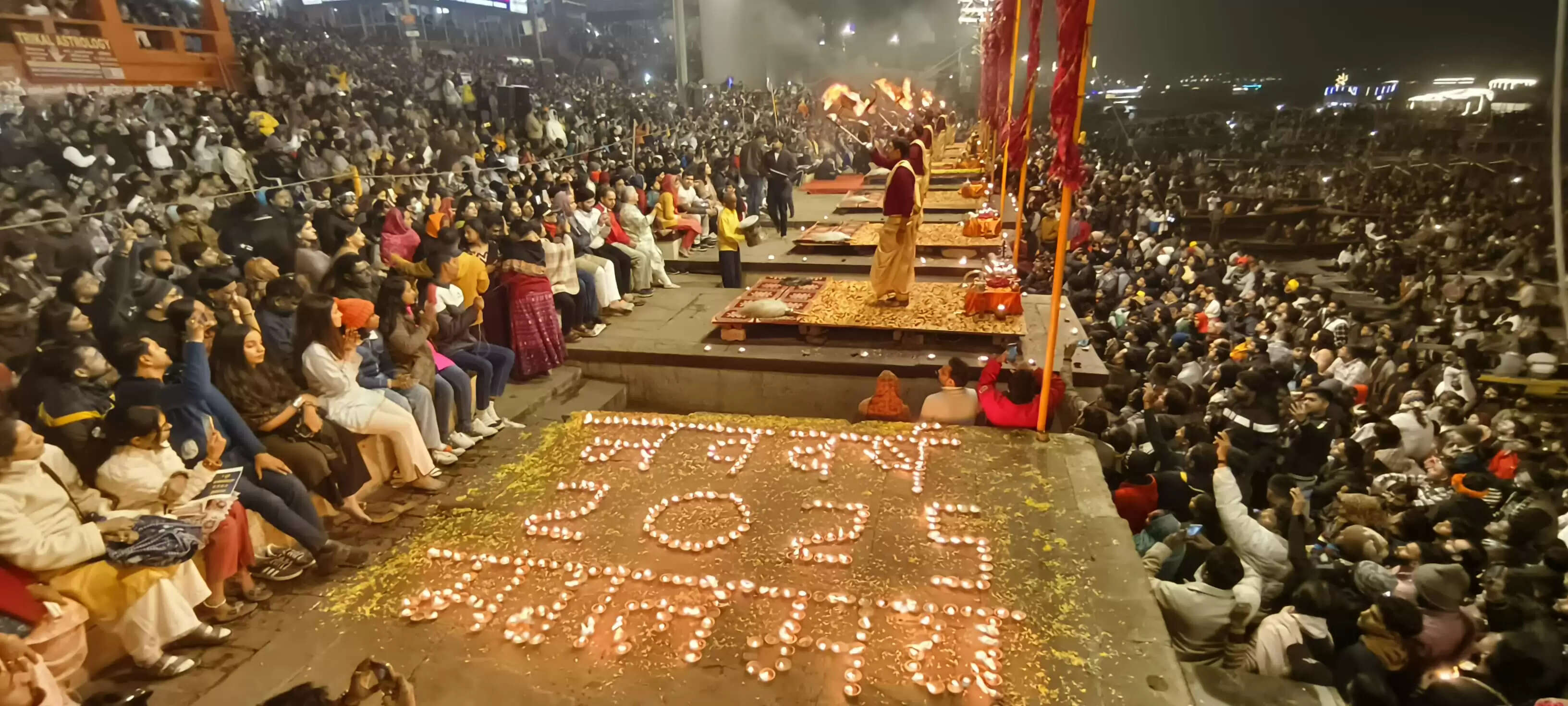 Happy New Year 2025: दशाश्वमेध घाट पर भव्य आरती के साथ 2025 का स्वागत, 2100 दीपों से सजी मां गंगा की आराधना